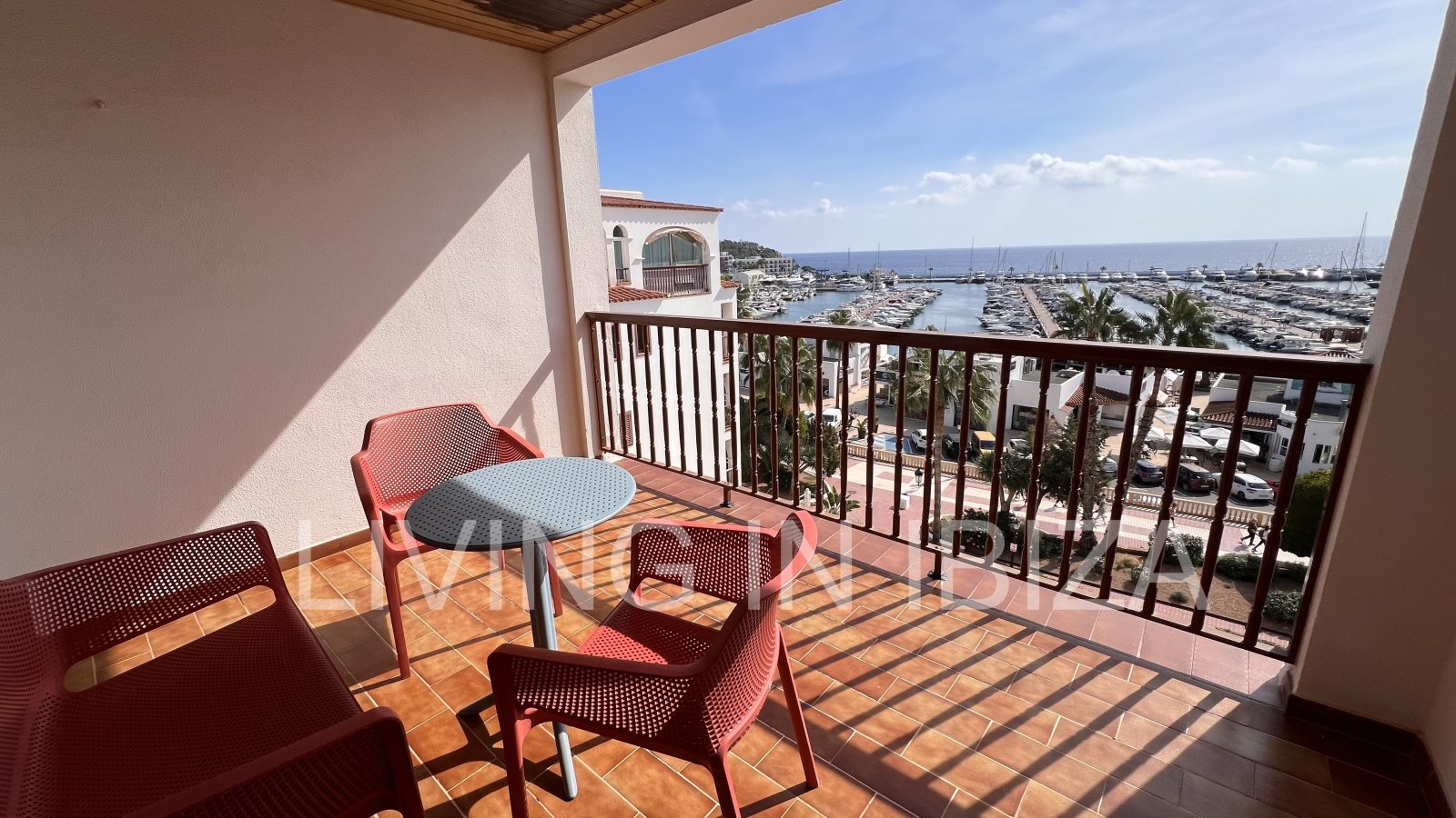 Apartment zur langfristigen Miete. Verfügbar. In Santa Eulalia del Rio, Ibiza. Mit Meerblick und Tiefgarage.