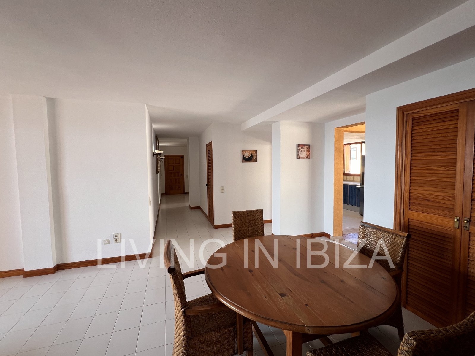 Apartment zur langfristigen Miete. Verfügbar. In Santa Eulalia del Rio, Ibiza. Mit Meerblick und Tiefgarage.