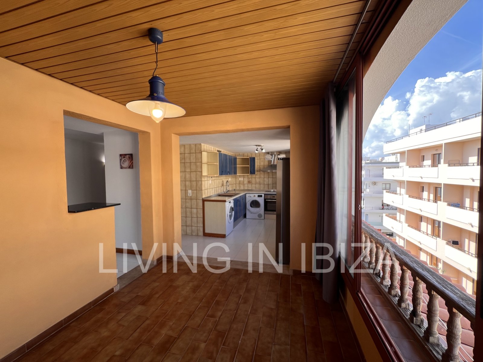 Apartment zur langfristigen Miete. Verfügbar. In Santa Eulalia del Rio, Ibiza. Mit Meerblick und Tiefgarage.