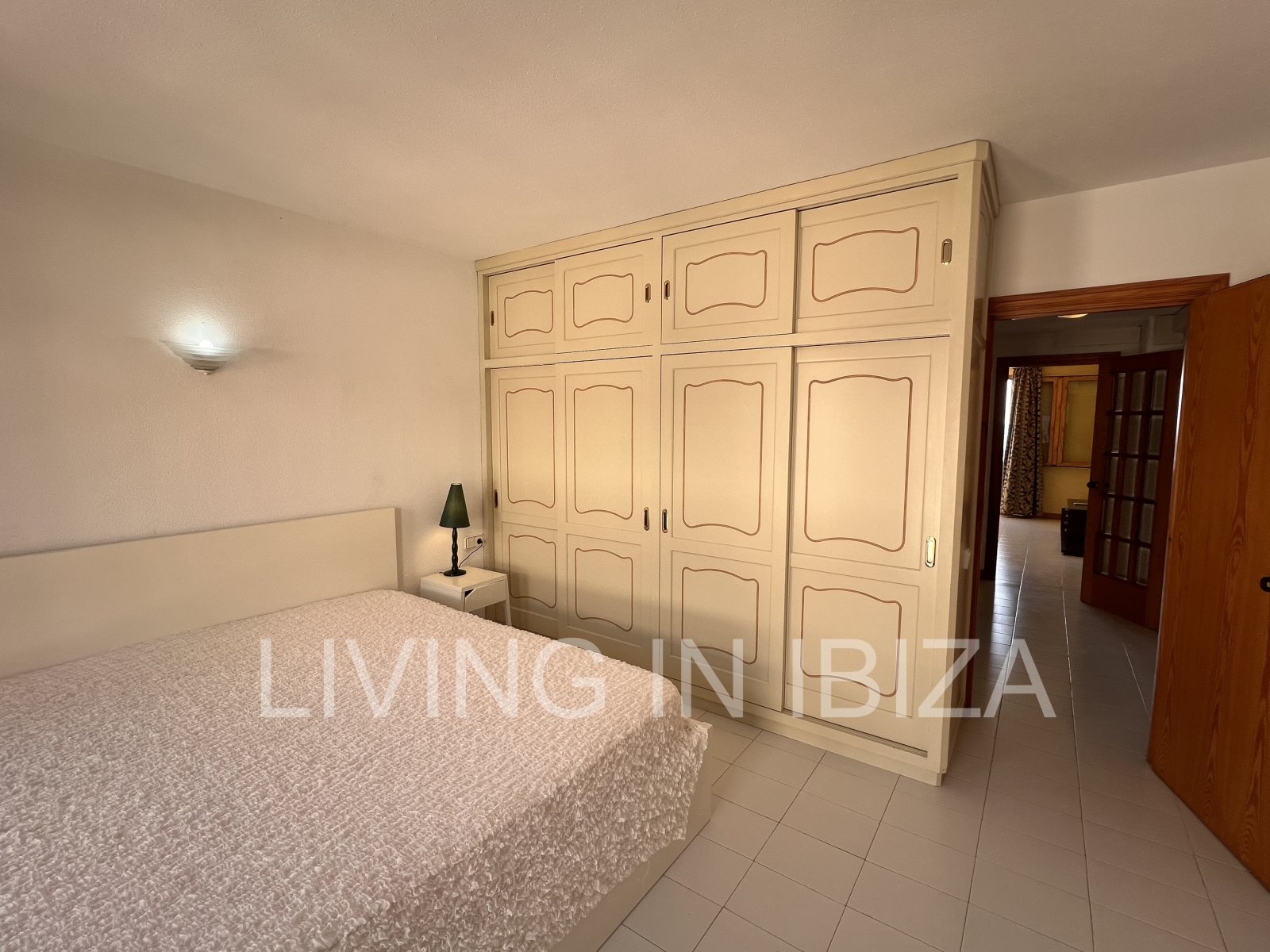 Apartment zur langfristigen Miete. Verfügbar. In Santa Eulalia del Rio, Ibiza. Mit Meerblick und Tiefgarage.