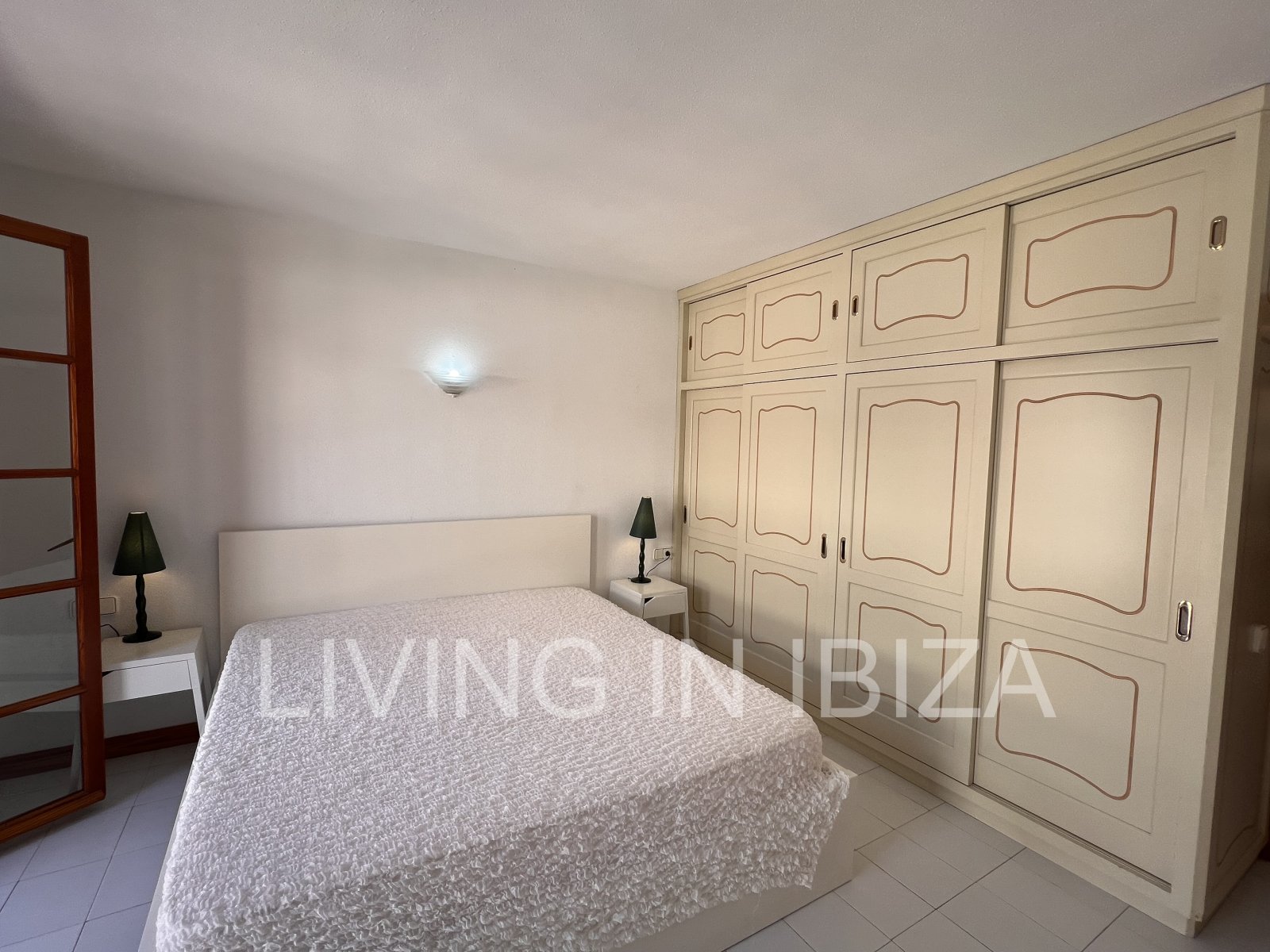 Apartment zur langfristigen Miete. Verfügbar. In Santa Eulalia del Rio, Ibiza. Mit Meerblick und Tiefgarage.