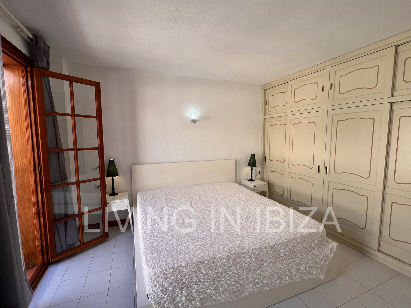 Apartment zur langfristigen Miete. Verfügbar. In Santa Eulalia del Rio, Ibiza. Mit Meerblick und Tiefgarage.