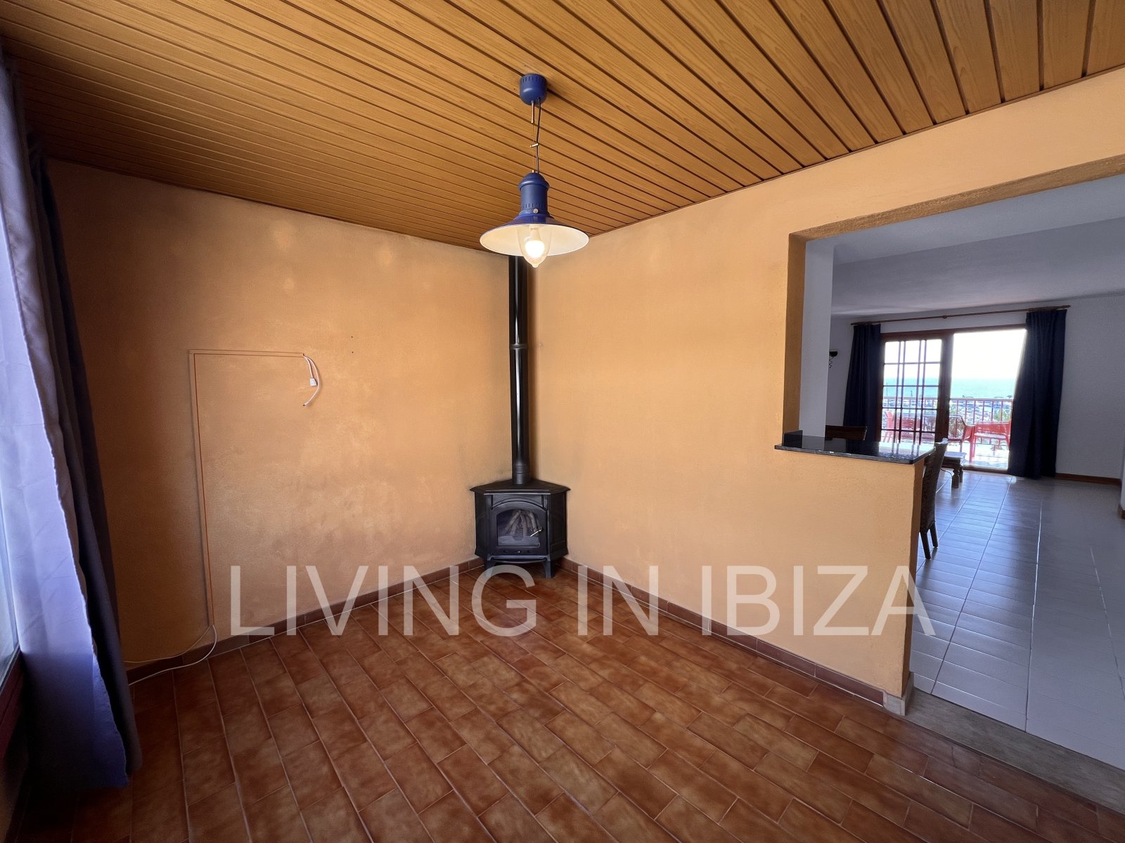 Apartment zur langfristigen Miete. Verfügbar. In Santa Eulalia del Rio, Ibiza. Mit Meerblick und Tiefgarage.