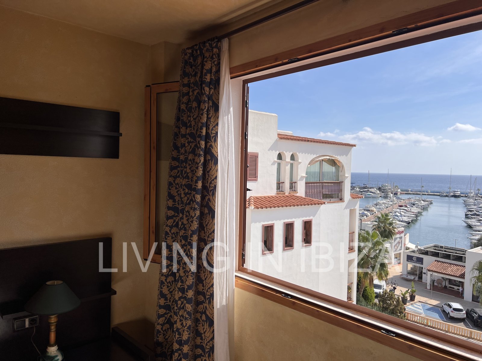 Apartment zur langfristigen Miete. Verfügbar. In Santa Eulalia del Rio, Ibiza. Mit Meerblick und Tiefgarage.