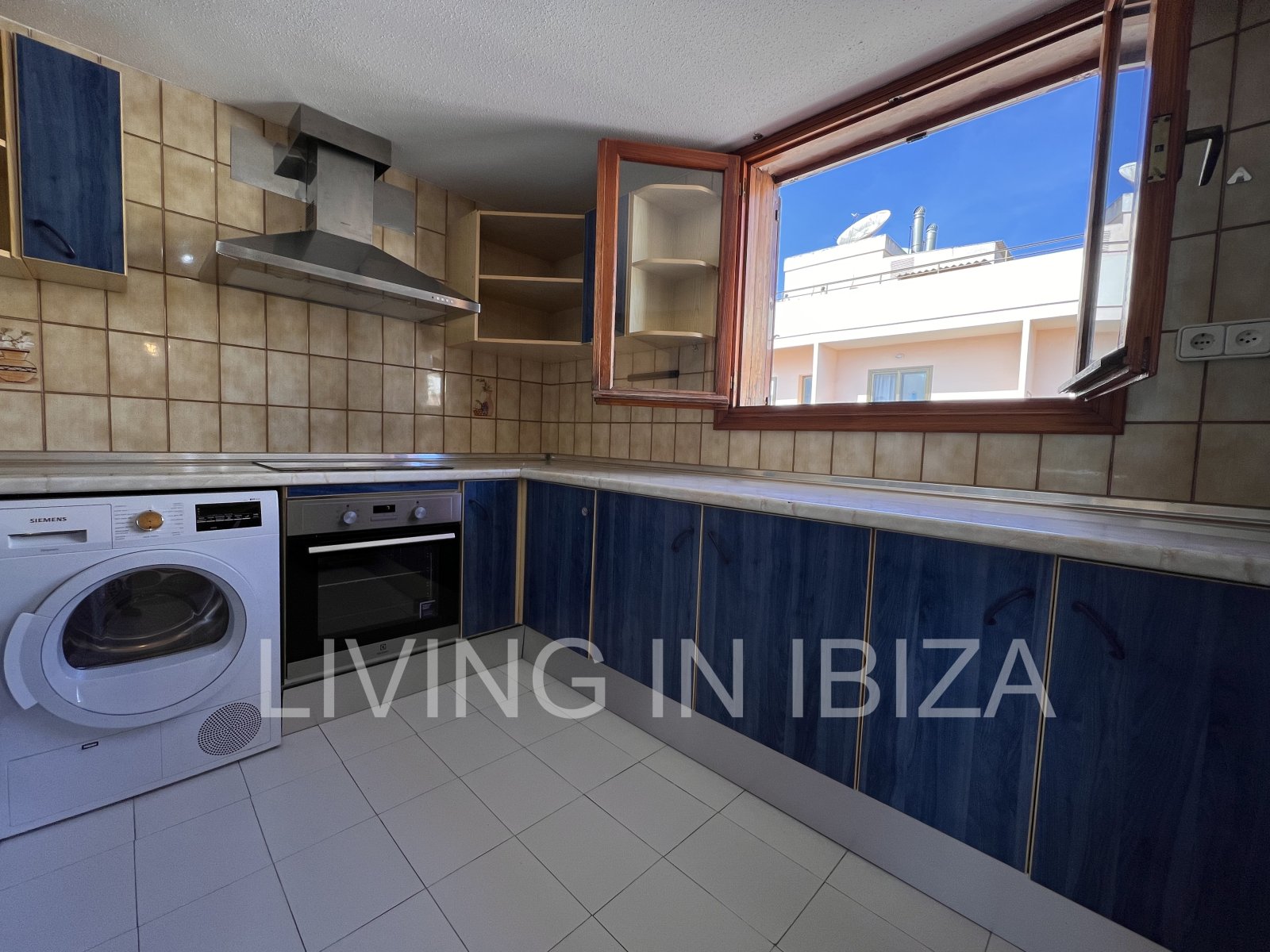 Apartment zur langfristigen Miete. Verfügbar. In Santa Eulalia del Rio, Ibiza. Mit Meerblick und Tiefgarage.