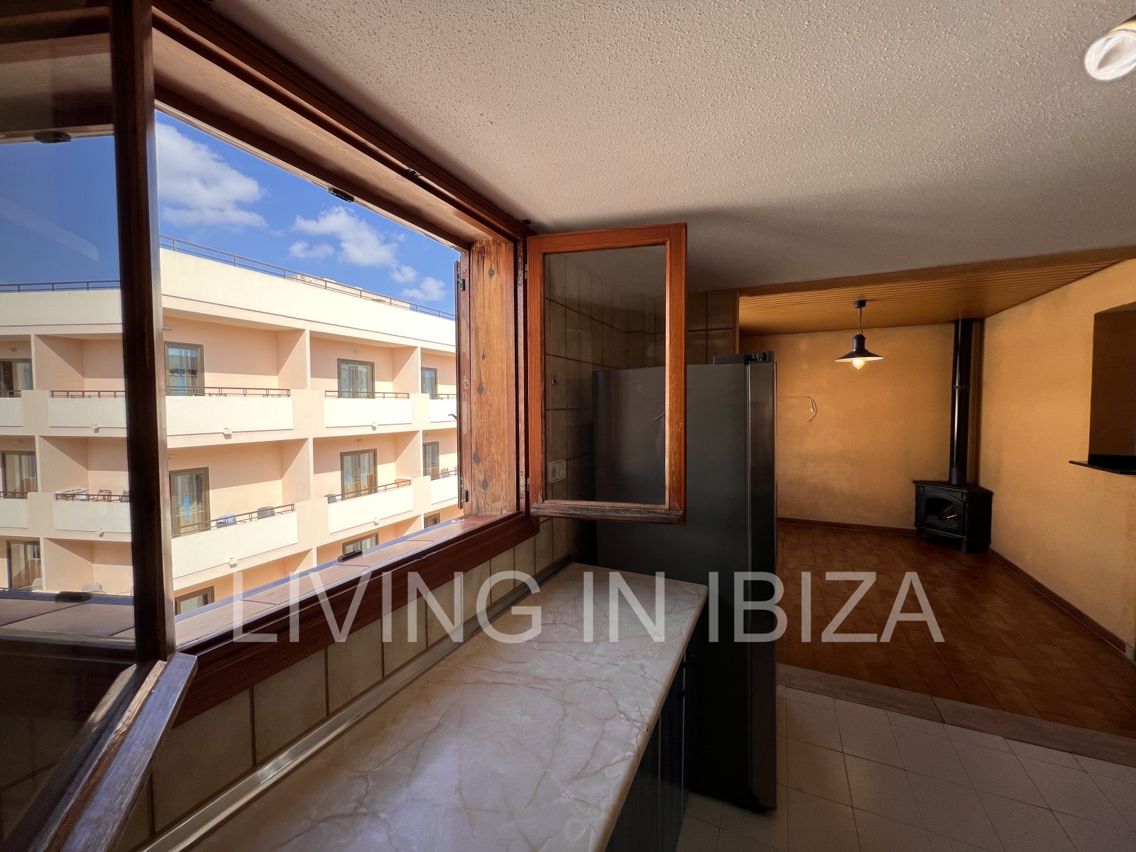 Apartment zur langfristigen Miete. Verfügbar. In Santa Eulalia del Rio, Ibiza. Mit Meerblick und Tiefgarage.