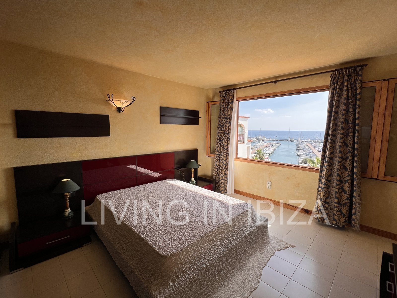 Apartment zur langfristigen Miete. Verfügbar. In Santa Eulalia del Rio, Ibiza. Mit Meerblick und Tiefgarage.