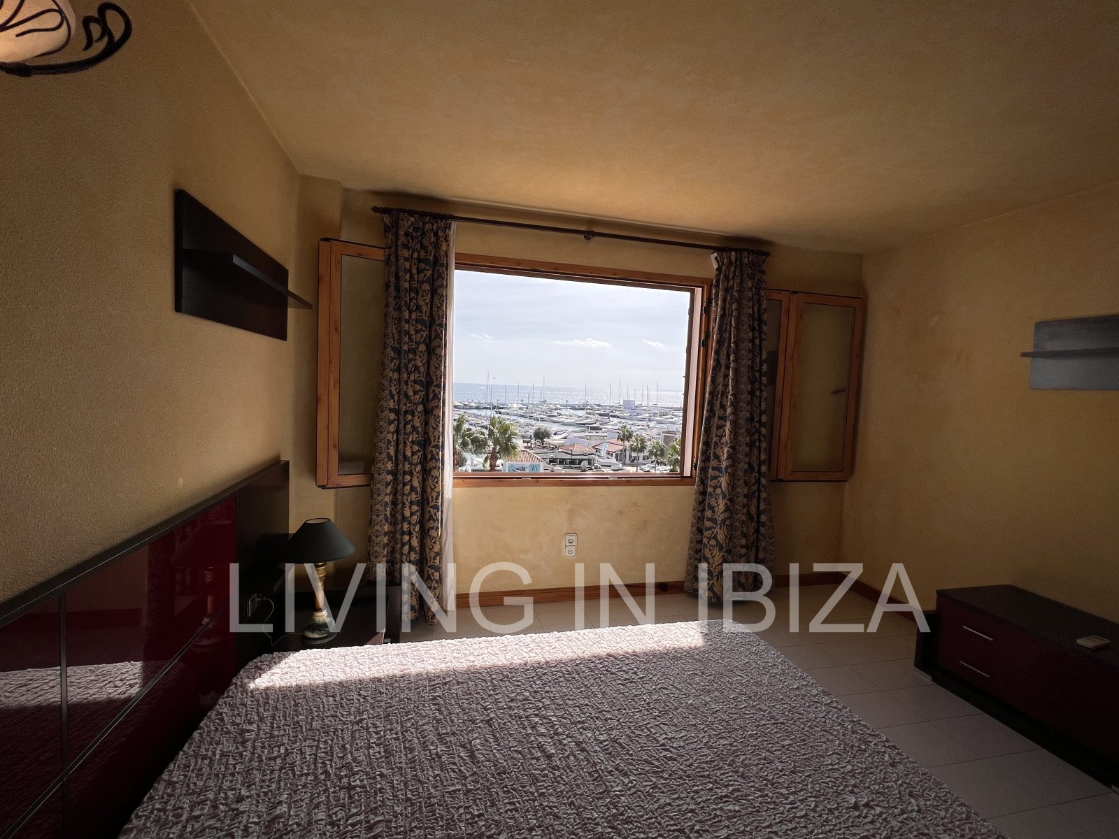 Apartment zur langfristigen Miete. Verfügbar. In Santa Eulalia del Rio, Ibiza. Mit Meerblick und Tiefgarage.