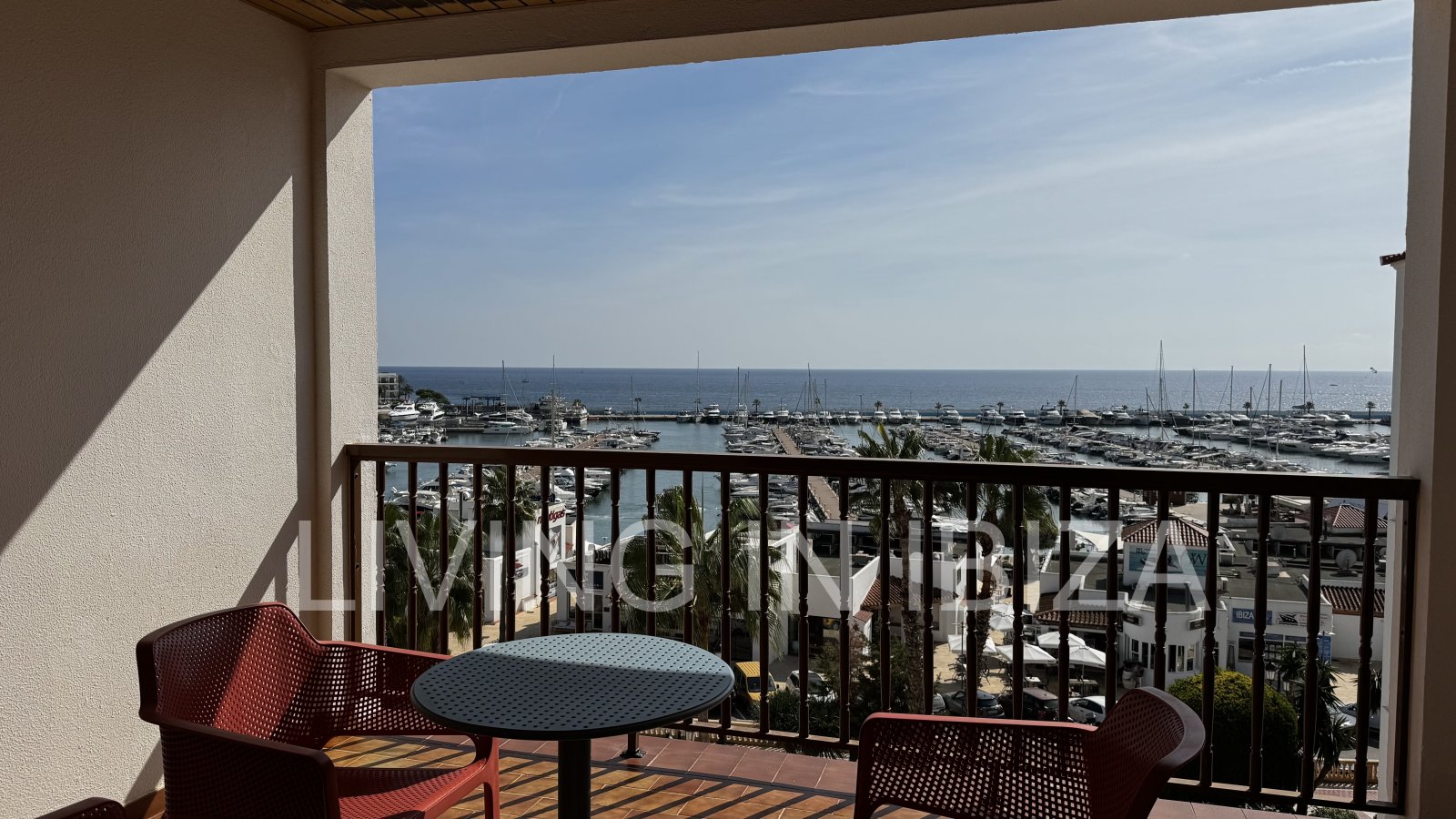 Apartment zur langfristigen Miete. Verfügbar. In Santa Eulalia del Rio, Ibiza. Mit Meerblick und Tiefgarage.