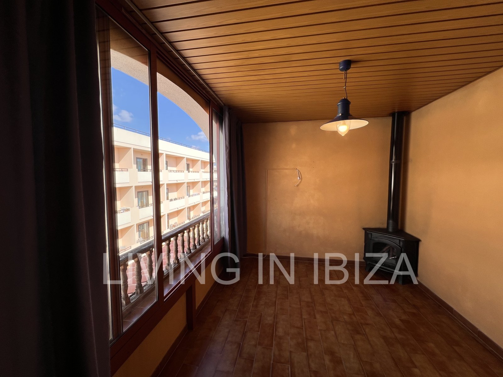 Apartment zur langfristigen Miete. Verfügbar. In Santa Eulalia del Rio, Ibiza. Mit Meerblick und Tiefgarage.