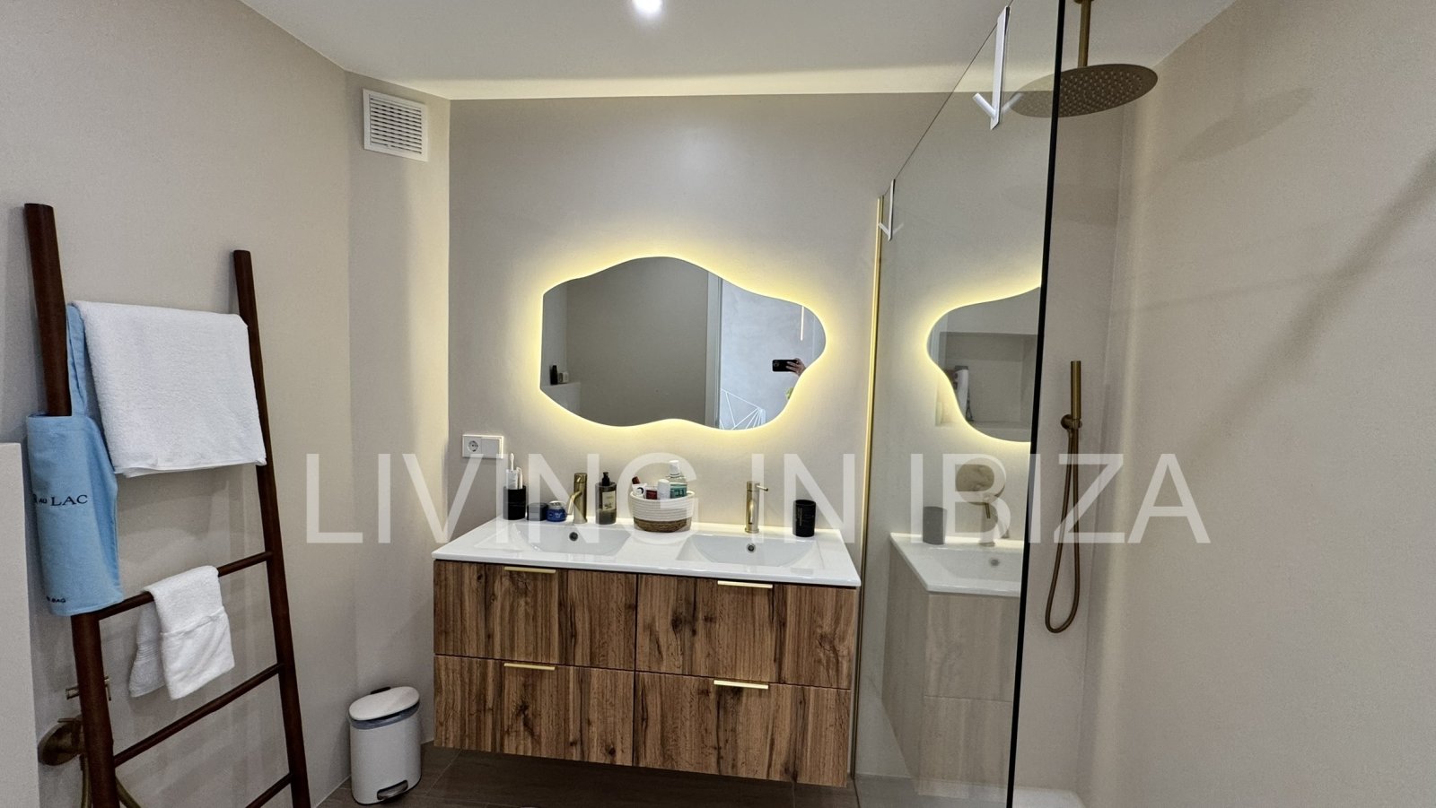 Zu verkaufen. Einmalige Gelegenheit auf Ibiza! Modernes und helles Reihenhaus in einer exklusiven und ruhigen Wohnanlage in Siesta (Sta Eulalia) Ibiza