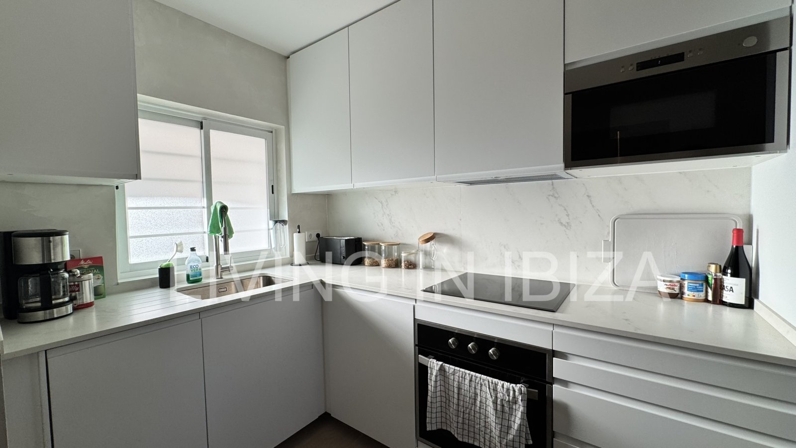 Zu verkaufen. Einmalige Gelegenheit auf Ibiza! Modernes und helles Reihenhaus in einer exklusiven und ruhigen Wohnanlage in Siesta (Sta Eulalia) Ibiza