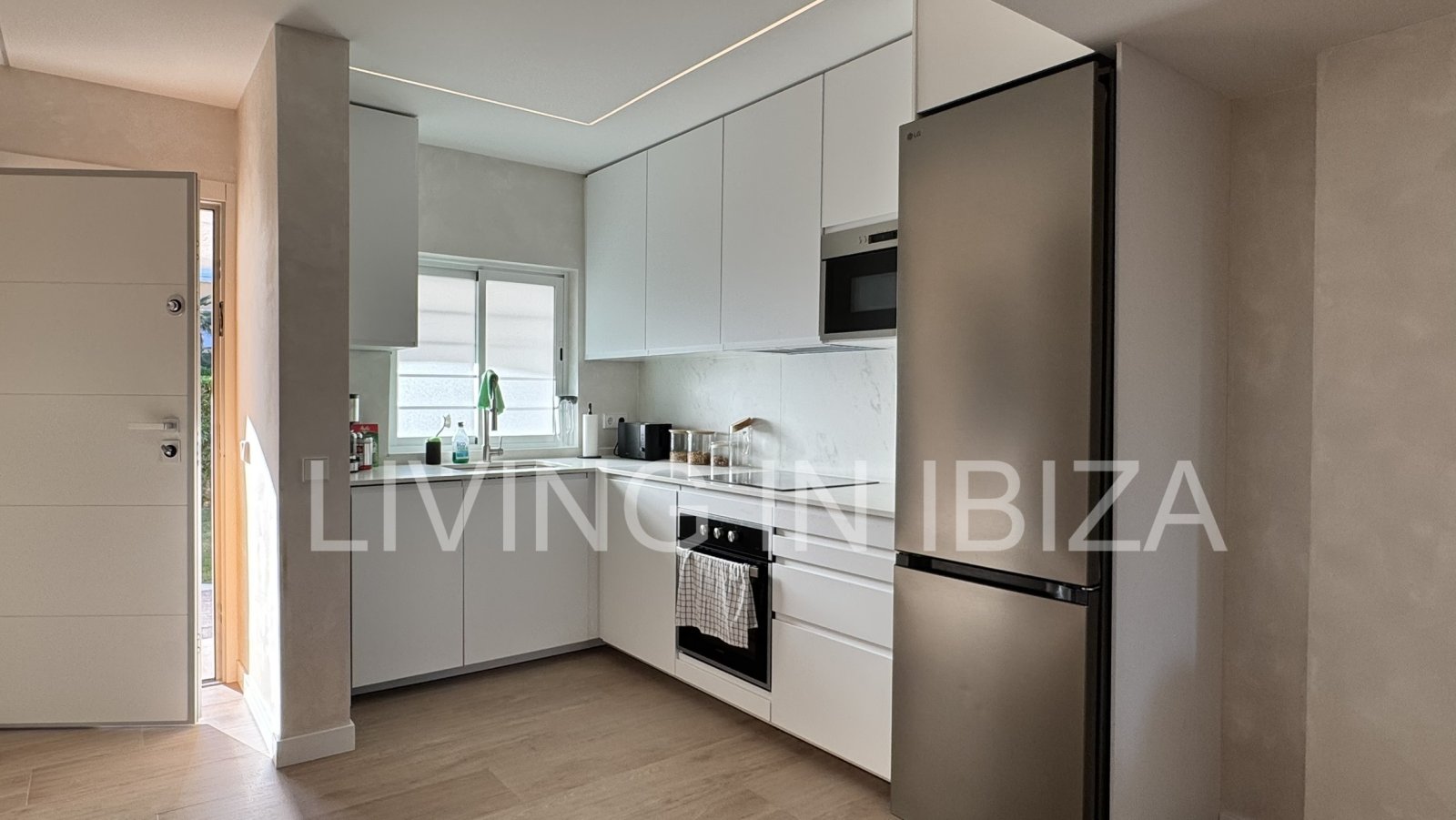 Zu verkaufen. Einmalige Gelegenheit auf Ibiza! Modernes und helles Reihenhaus in einer exklusiven und ruhigen Wohnanlage in Siesta (Sta Eulalia) Ibiza