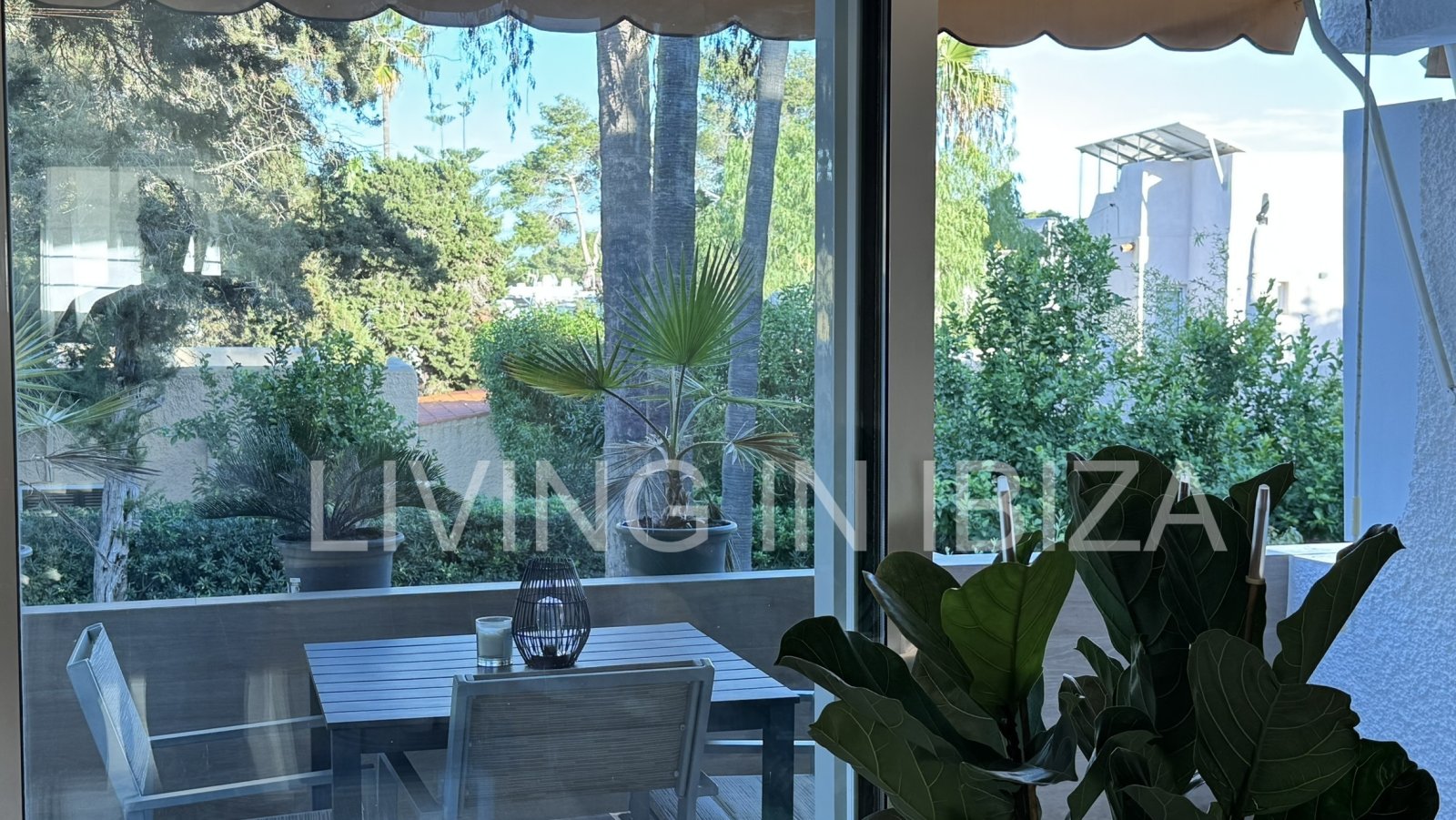 Zu verkaufen. Einmalige Gelegenheit auf Ibiza! Modernes und helles Reihenhaus in einer exklusiven und ruhigen Wohnanlage in Siesta (Sta Eulalia) Ibiza