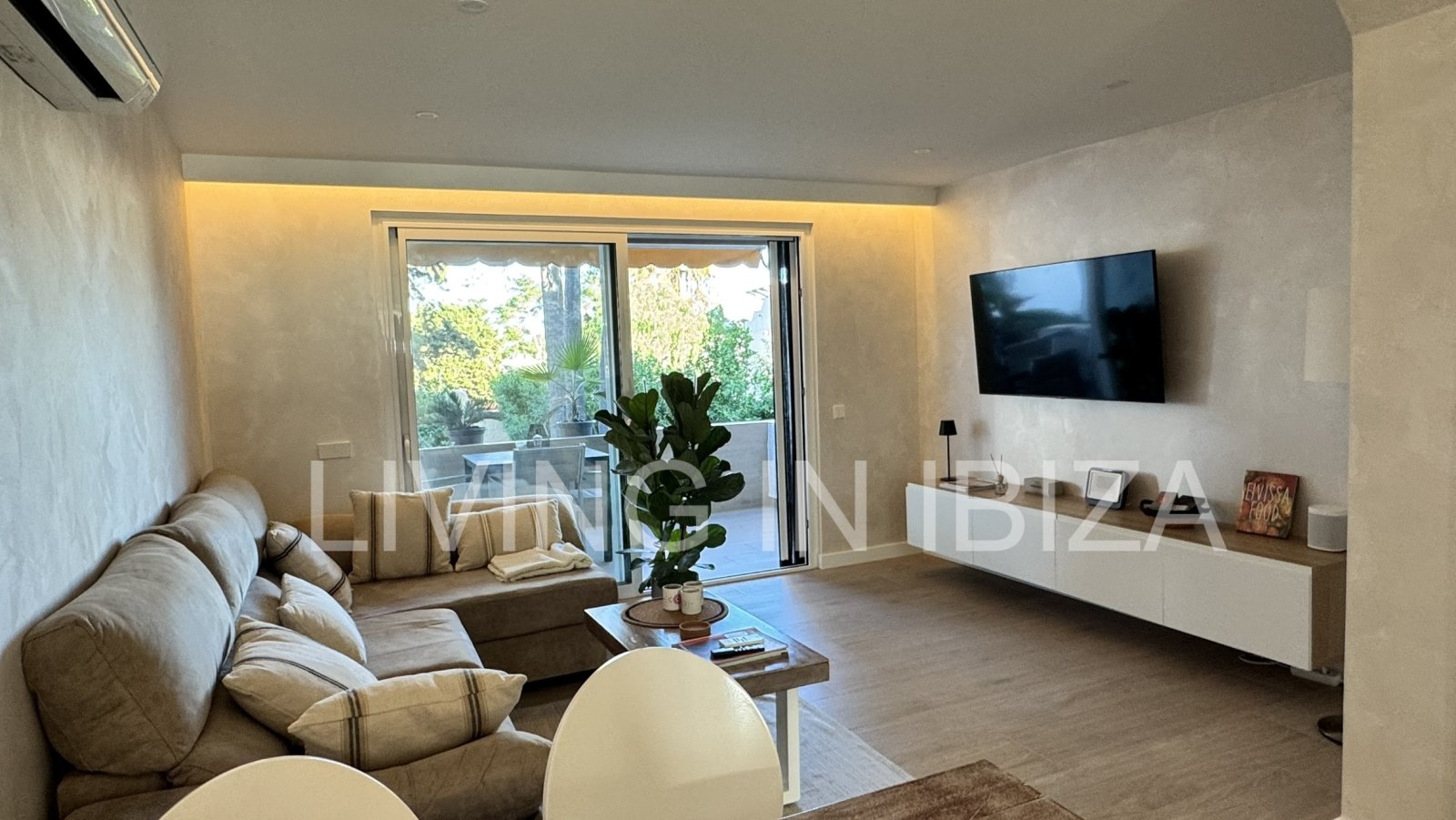 Zu verkaufen. Einmalige Gelegenheit auf Ibiza! Modernes und helles Reihenhaus in einer exklusiven und ruhigen Wohnanlage in Siesta (Sta Eulalia) Ibiza