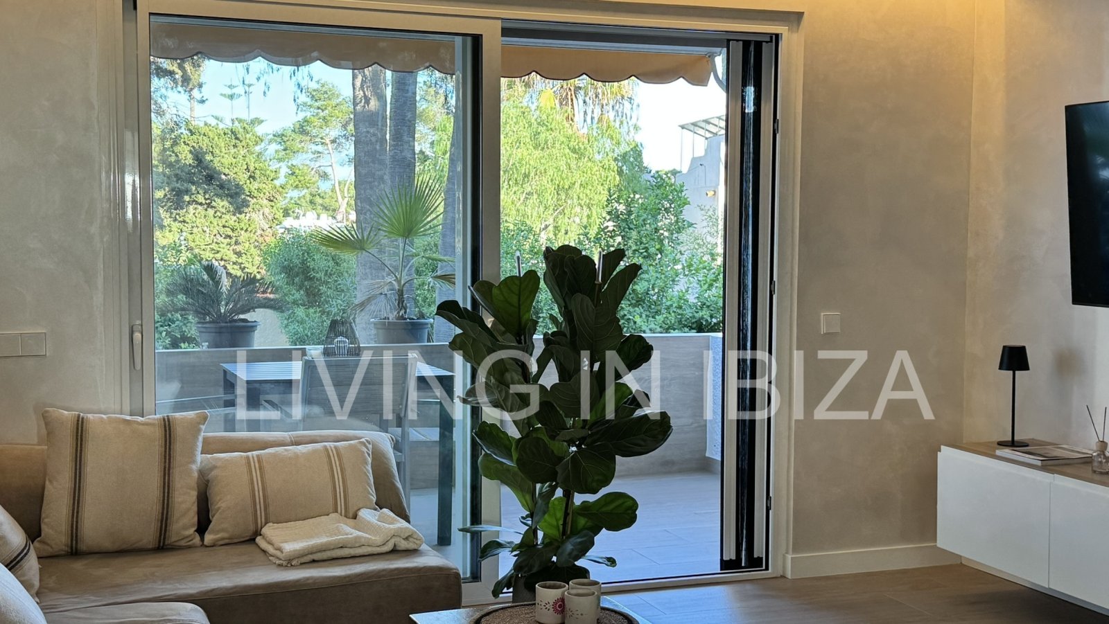 Zu verkaufen. Einmalige Gelegenheit auf Ibiza! Modernes und helles Reihenhaus in einer exklusiven und ruhigen Wohnanlage in Siesta (Sta Eulalia) Ibiza