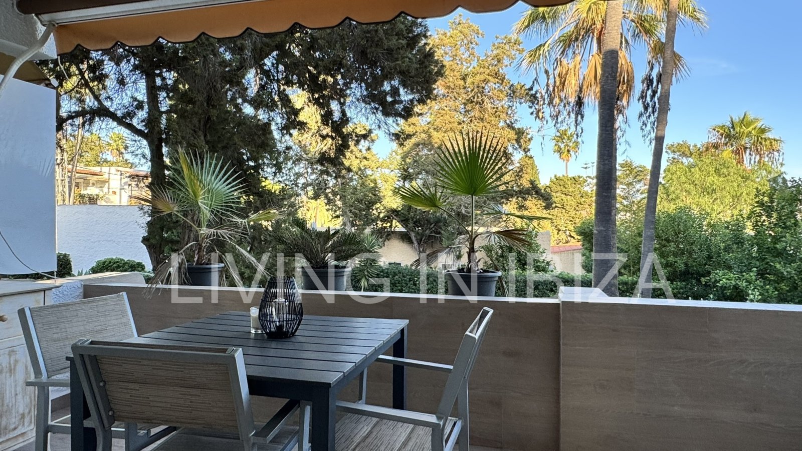 Zu verkaufen. Einmalige Gelegenheit auf Ibiza! Modernes und helles Reihenhaus in einer exklusiven und ruhigen Wohnanlage in Siesta (Sta Eulalia) Ibiza