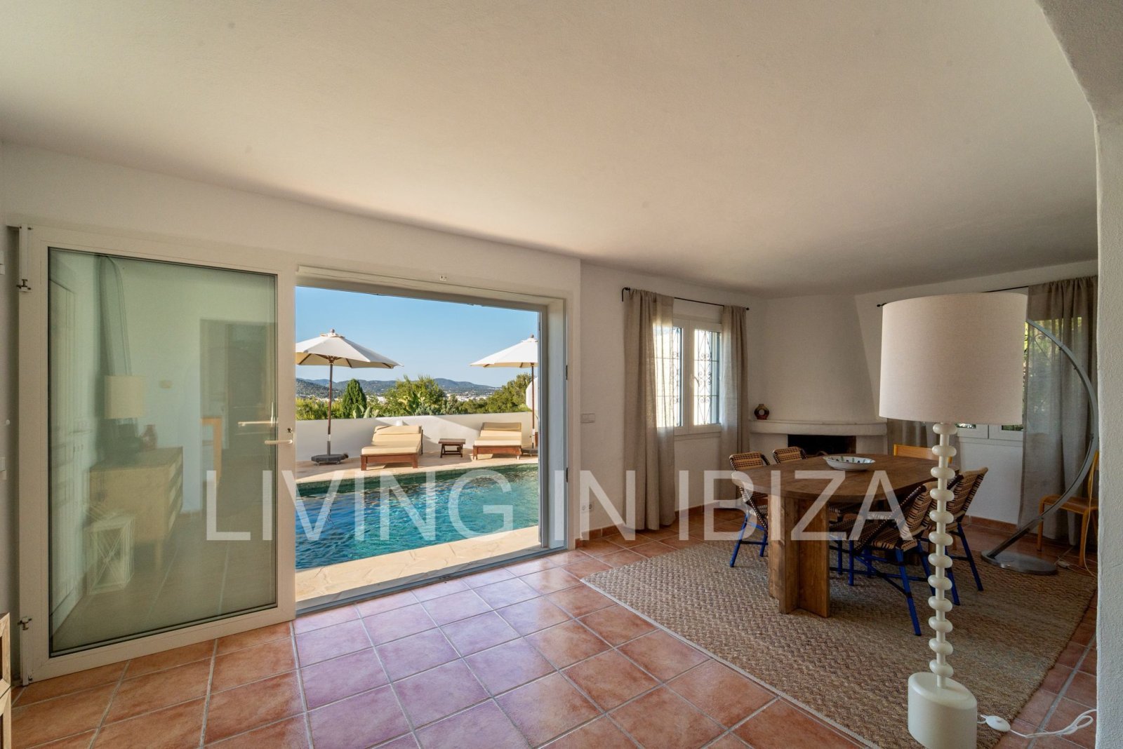 In der ruhigen Wohngegend Siesta in der Gemeinde Santa Eulalia del Río ist ein spektakuläres Haus zu vermieten. 