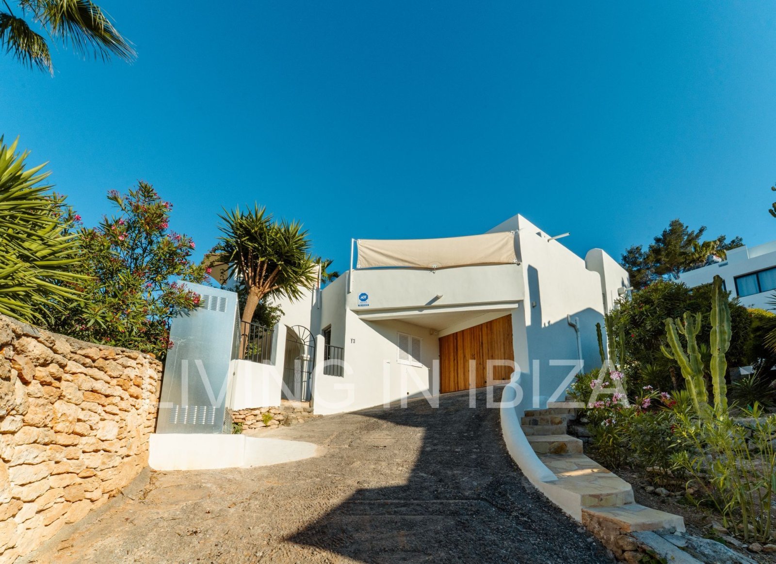 In der ruhigen Wohngegend Siesta in der Gemeinde Santa Eulalia del Río ist ein spektakuläres Haus zu vermieten. 