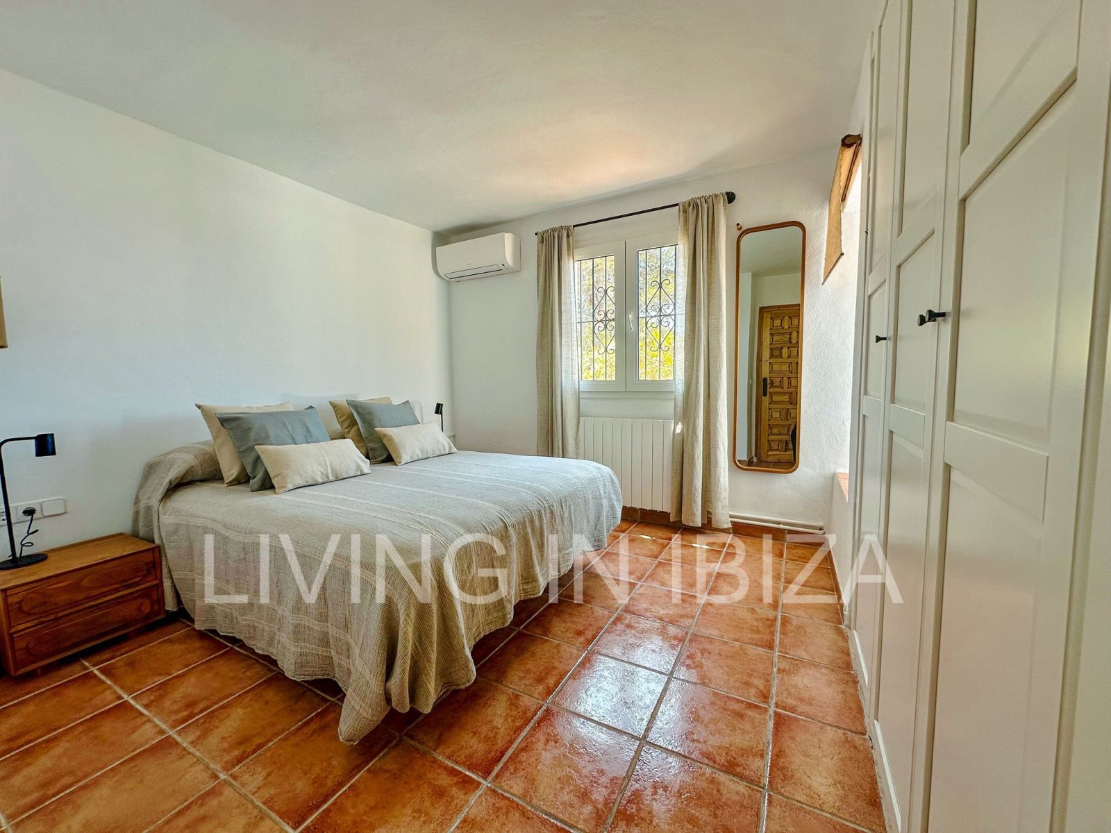 In der ruhigen Wohngegend Siesta in der Gemeinde Santa Eulalia del Río ist ein spektakuläres Haus zu vermieten. 