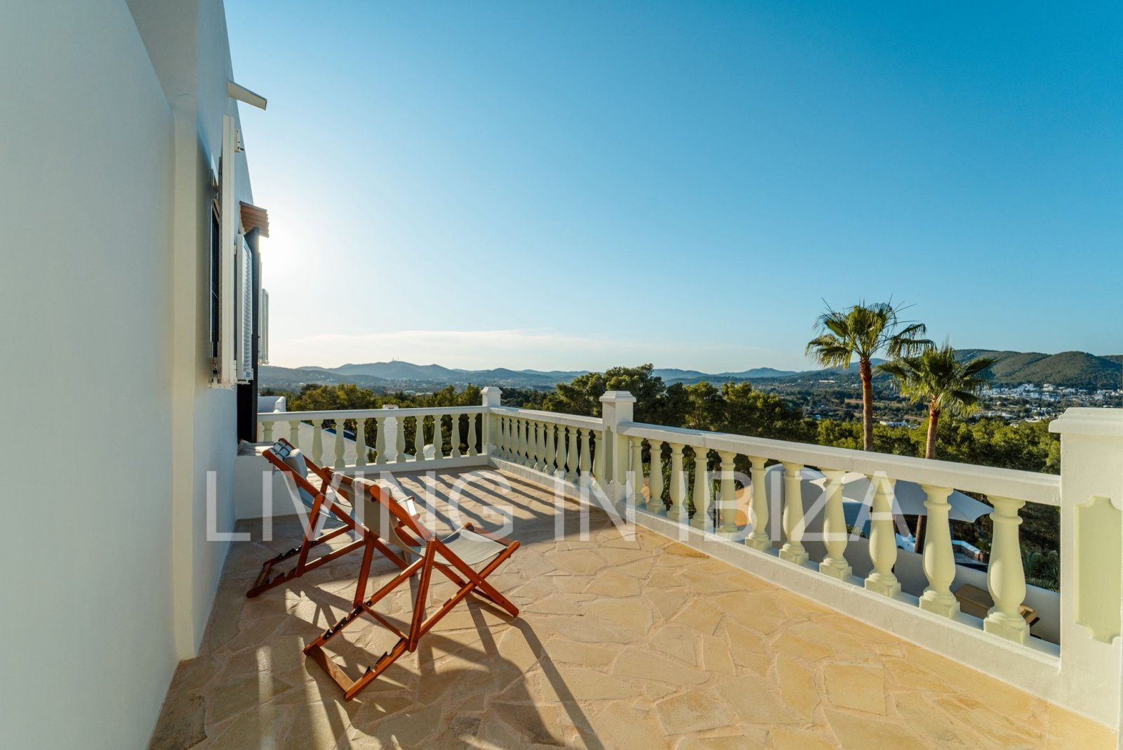 In der ruhigen Wohngegend Siesta in der Gemeinde Santa Eulalia del Río ist ein spektakuläres Haus zu vermieten. 