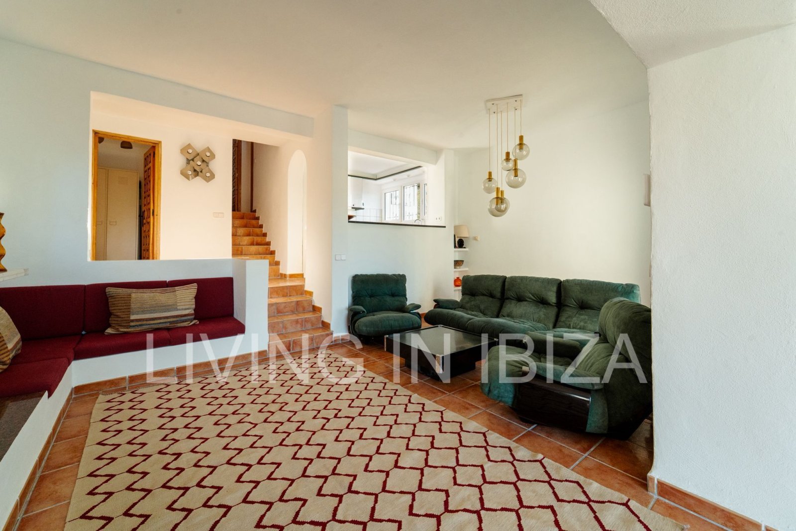 In der ruhigen Wohngegend Siesta in der Gemeinde Santa Eulalia del Río ist ein spektakuläres Haus zu vermieten. 