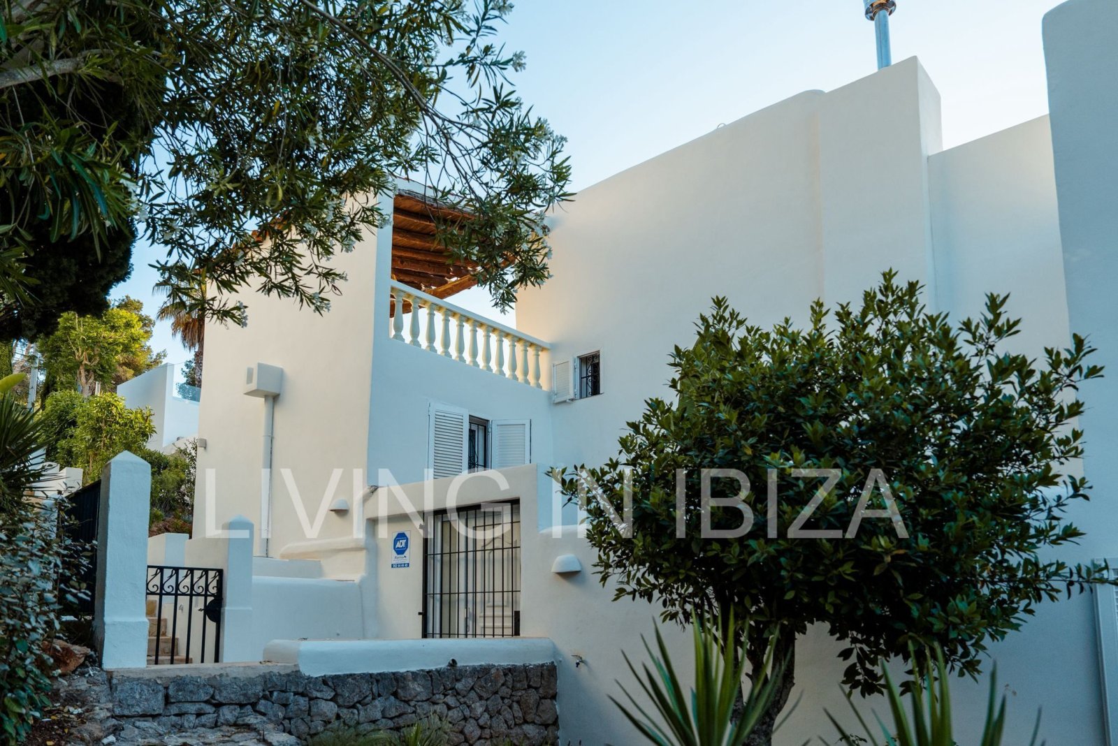 In der ruhigen Wohngegend Siesta in der Gemeinde Santa Eulalia del Río ist ein spektakuläres Haus zu vermieten. 