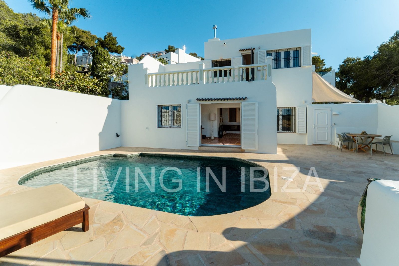 In der ruhigen Wohngegend Siesta in der Gemeinde Santa Eulalia del Río ist ein spektakuläres Haus zu vermieten. 