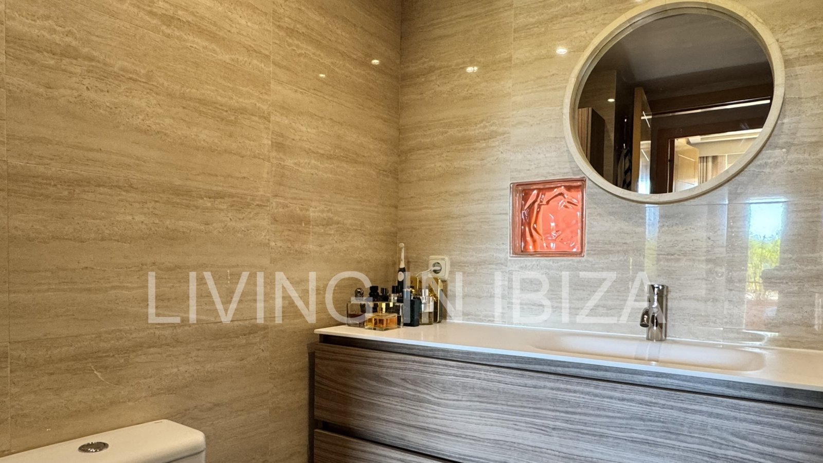 Zu verkaufen: Wohnung in Roca Llisa, Ibiza, mit großer Sonnenterrasse, zwei Schlafzimmern, Pool und Parkplatz.