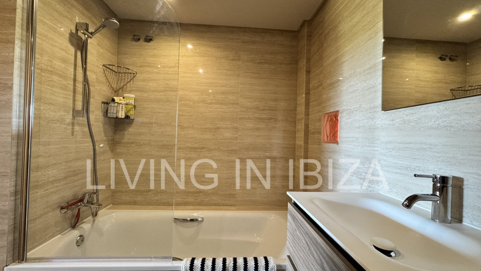 Zu verkaufen: Wohnung in Roca Llisa, Ibiza, mit großer Sonnenterrasse, zwei Schlafzimmern, Pool und Parkplatz.