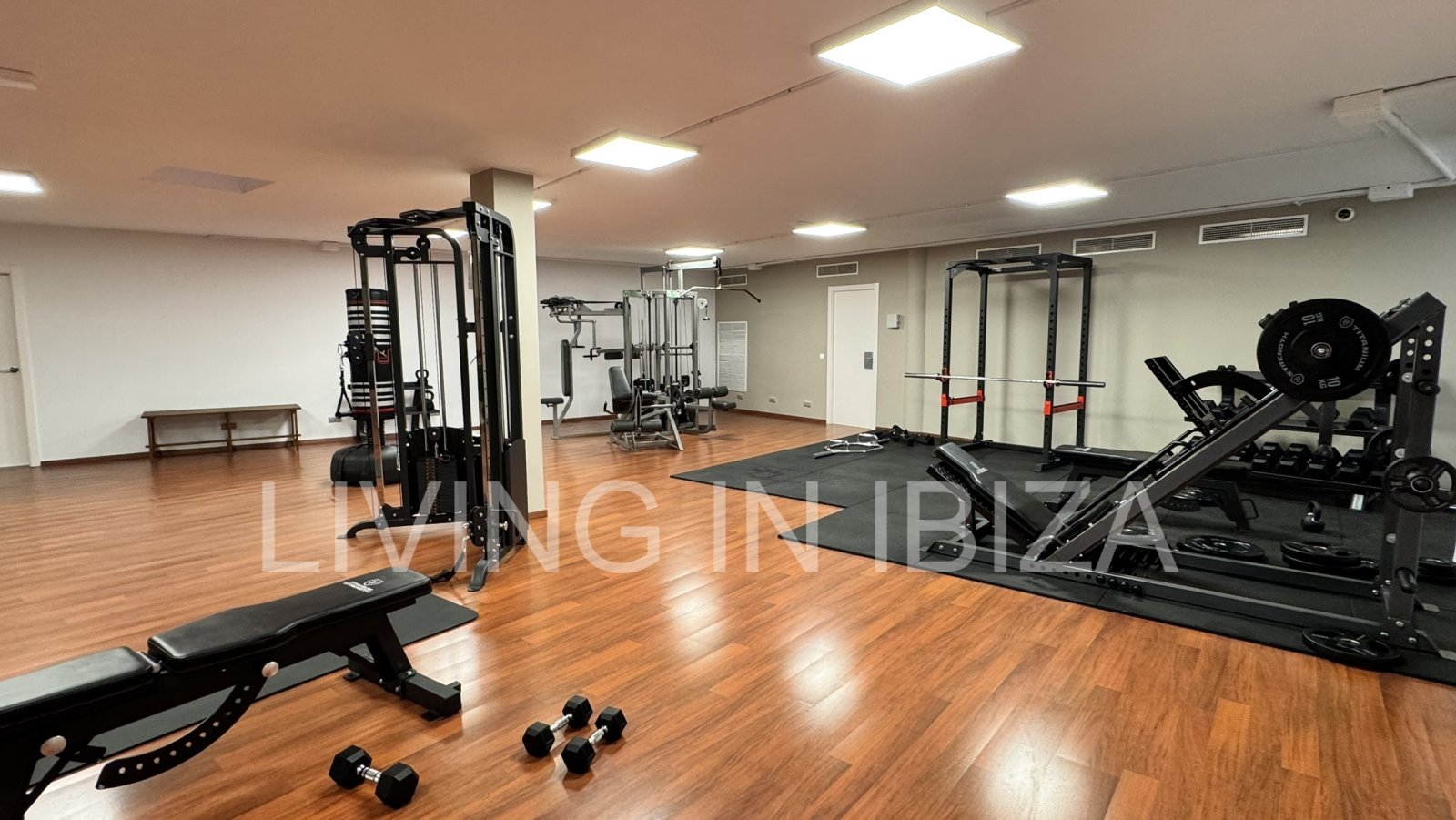 Zu verkaufen: Wohnung in Roca Llisa, Ibiza, mit großer Sonnenterrasse, zwei Schlafzimmern, Pool und Parkplatz.