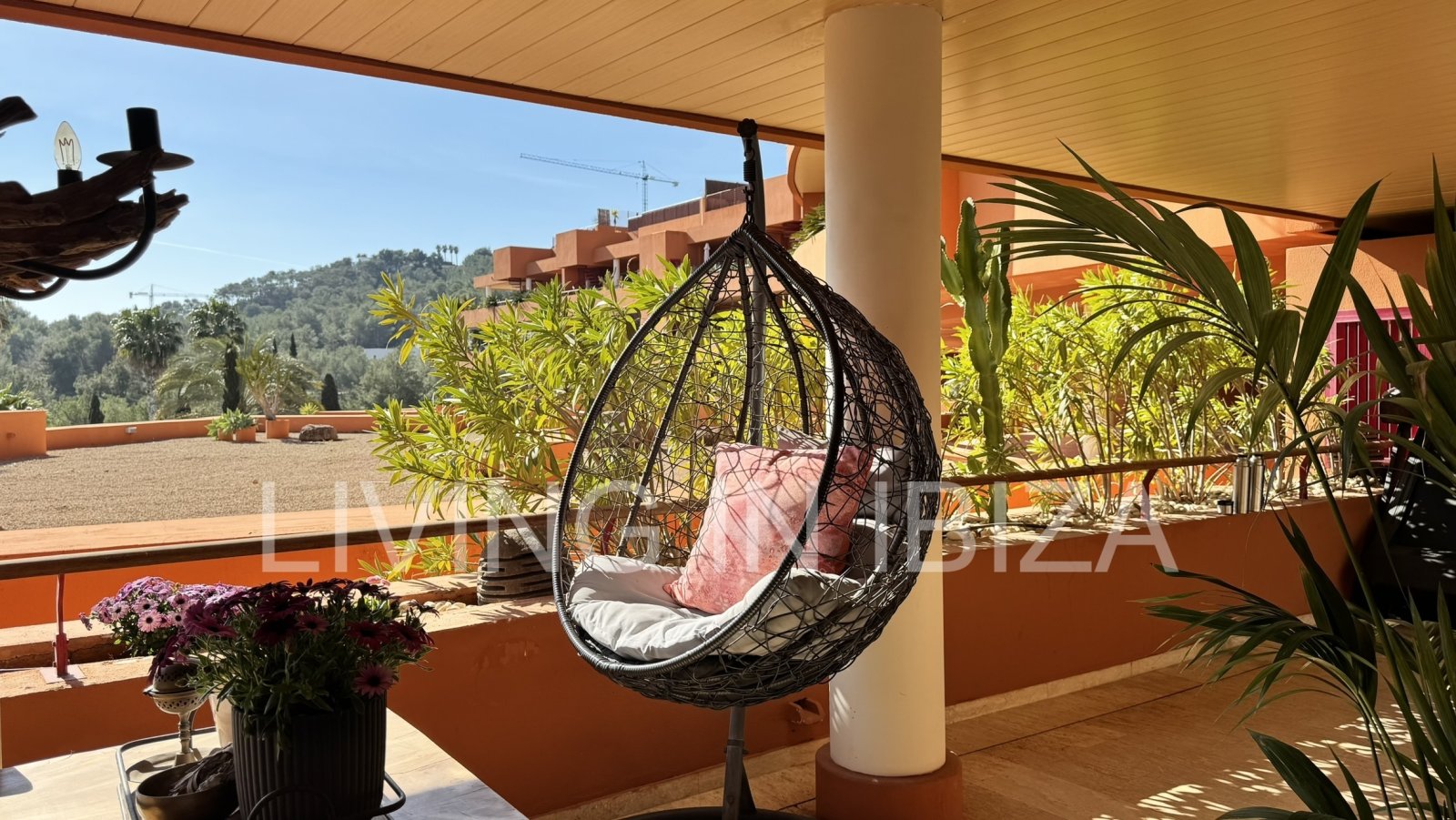 Zu verkaufen: Wohnung in Roca Llisa, Ibiza, mit großer Sonnenterrasse, zwei Schlafzimmern, Pool und Parkplatz.