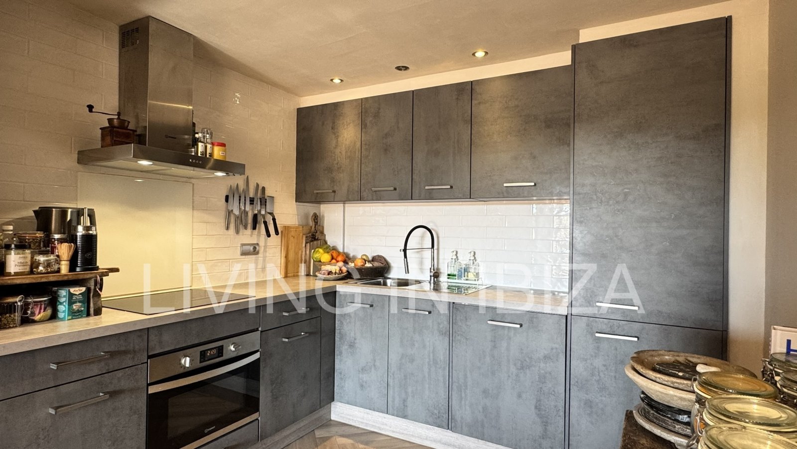 Zu verkaufen: Wohnung in Roca Llisa, Ibiza, mit großer Sonnenterrasse, zwei Schlafzimmern, Pool und Parkplatz.