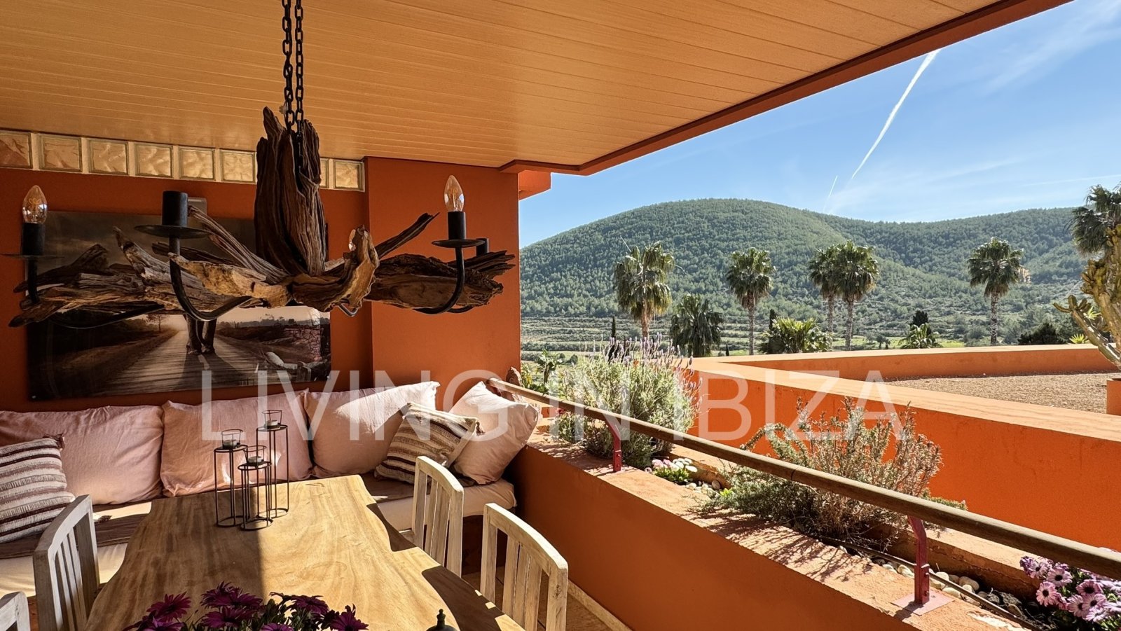 Zu verkaufen: Wohnung in Roca Llisa, Ibiza, mit großer Sonnenterrasse, zwei Schlafzimmern, Pool und Parkplatz.