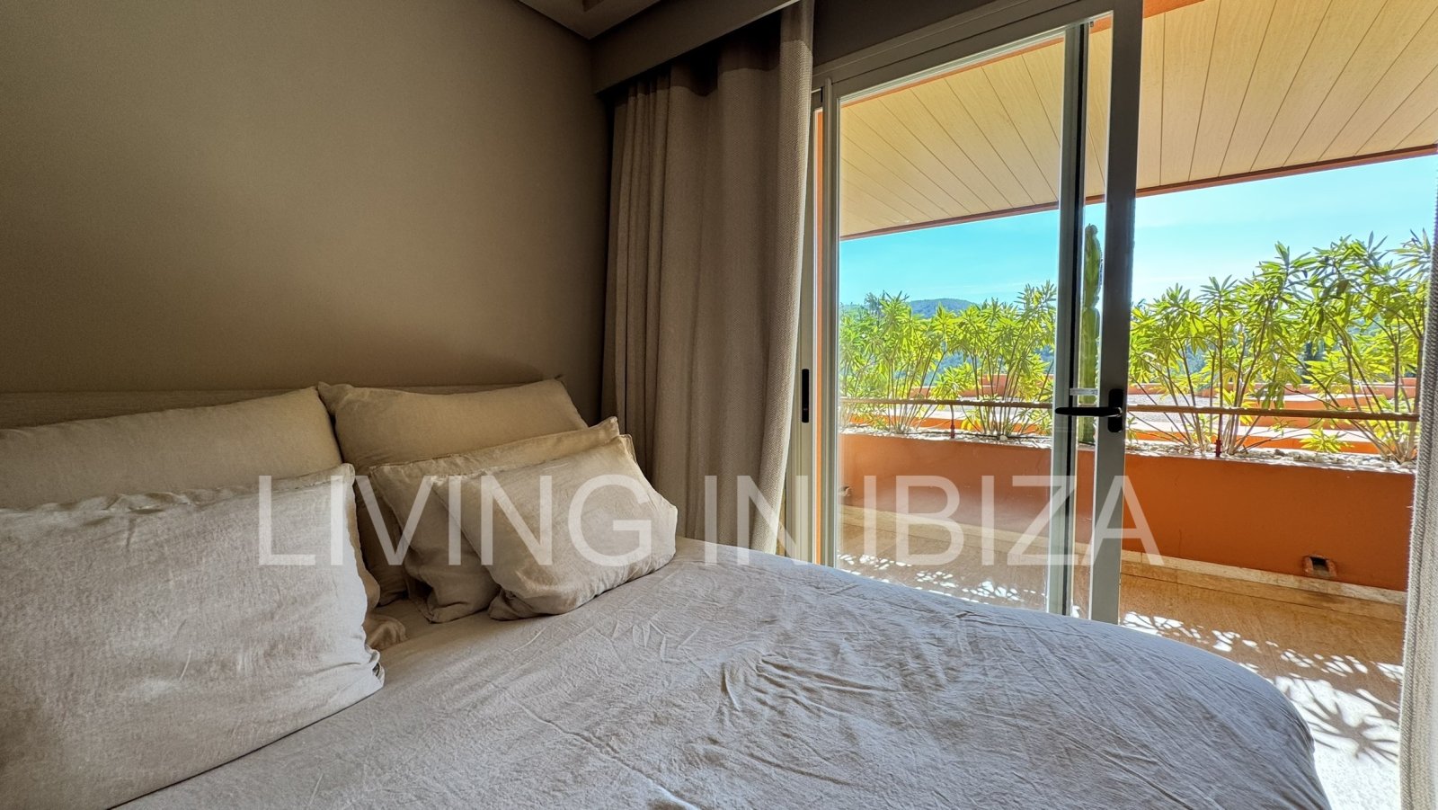 Zu verkaufen: Wohnung in Roca Llisa, Ibiza, mit großer Sonnenterrasse, zwei Schlafzimmern, Pool und Parkplatz.