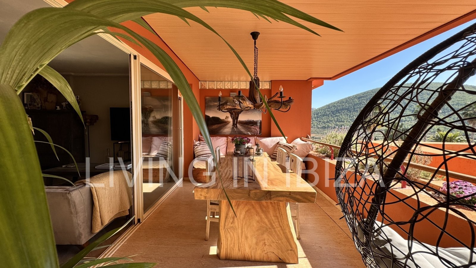 Zu verkaufen: Wohnung in Roca Llisa, Ibiza, mit großer Sonnenterrasse, zwei Schlafzimmern, Pool und Parkplatz.