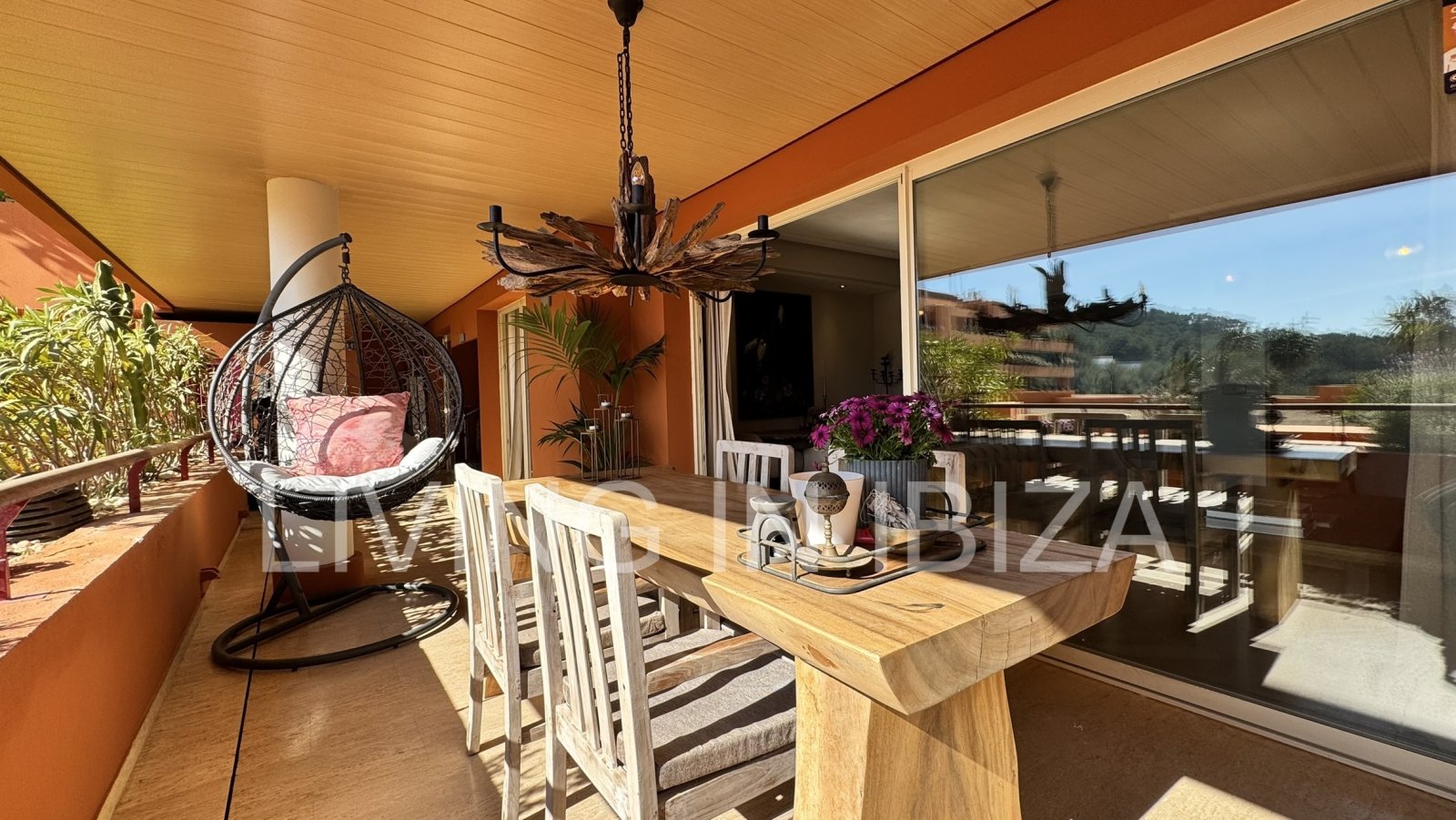 Zu verkaufen: Wohnung in Roca Llisa, Ibiza, mit großer Sonnenterrasse, zwei Schlafzimmern, Pool und Parkplatz.