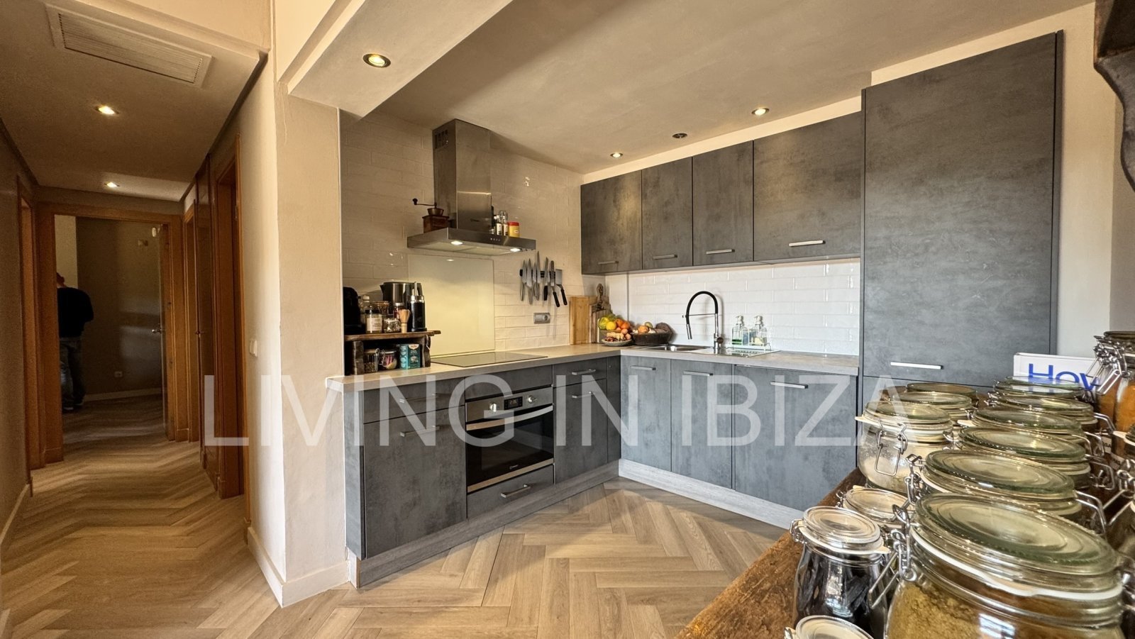 Zu verkaufen: Wohnung in Roca Llisa, Ibiza, mit großer Sonnenterrasse, zwei Schlafzimmern, Pool und Parkplatz.