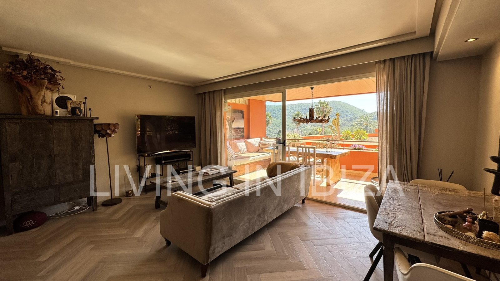 Zu verkaufen: Wohnung in Roca Llisa, Ibiza, mit großer Sonnenterrasse, zwei Schlafzimmern, Pool und Parkplatz.