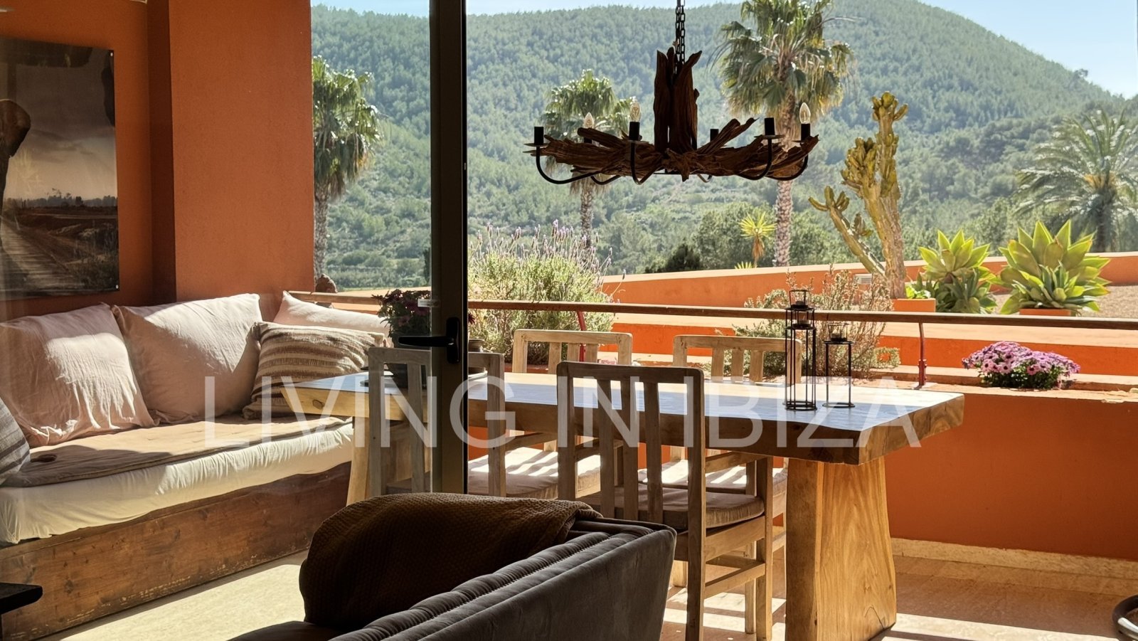 Zu verkaufen: Wohnung in Roca Llisa, Ibiza, mit großer Sonnenterrasse, zwei Schlafzimmern, Pool und Parkplatz.