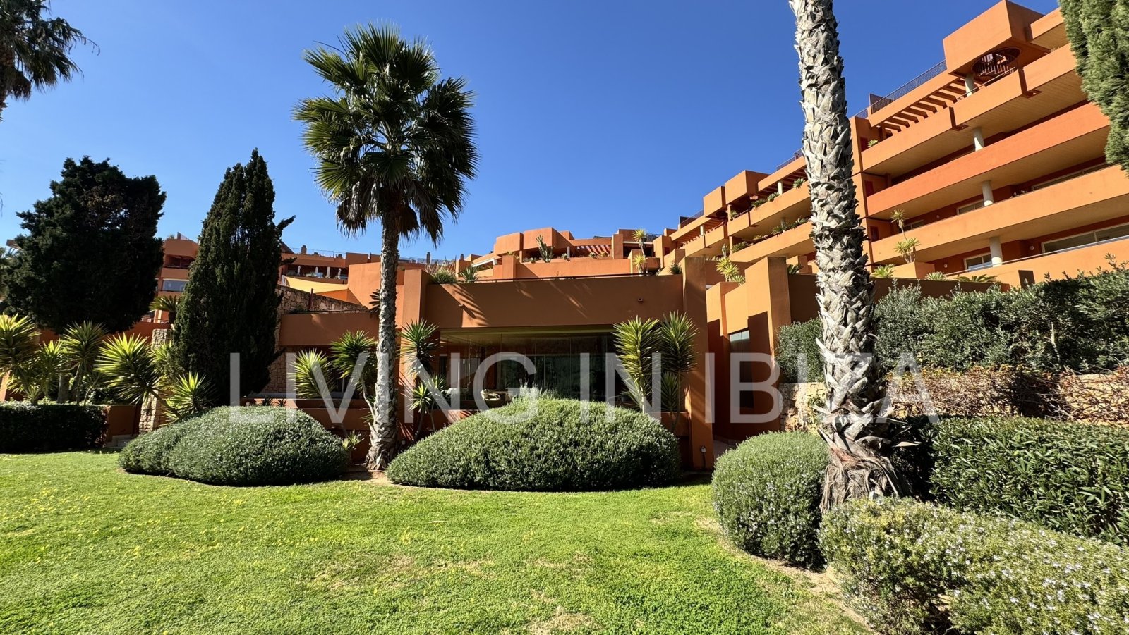 Zu verkaufen: Wohnung in Roca Llisa, Ibiza, mit großer Sonnenterrasse, zwei Schlafzimmern, Pool und Parkplatz.