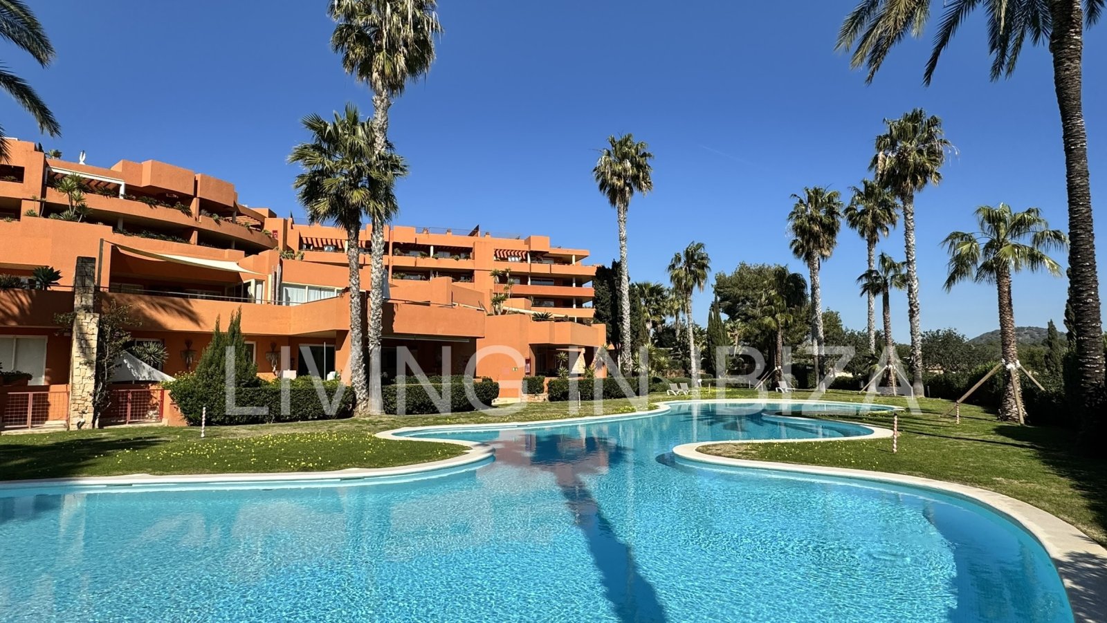 Zu verkaufen: Wohnung in Roca Llisa, Ibiza, mit großer Sonnenterrasse, zwei Schlafzimmern, Pool und Parkplatz.