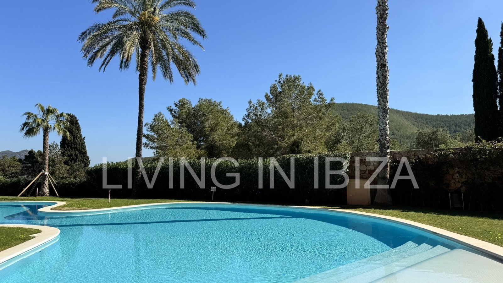 Zu verkaufen: Wohnung in Roca Llisa, Ibiza, mit großer Sonnenterrasse, zwei Schlafzimmern, Pool und Parkplatz.