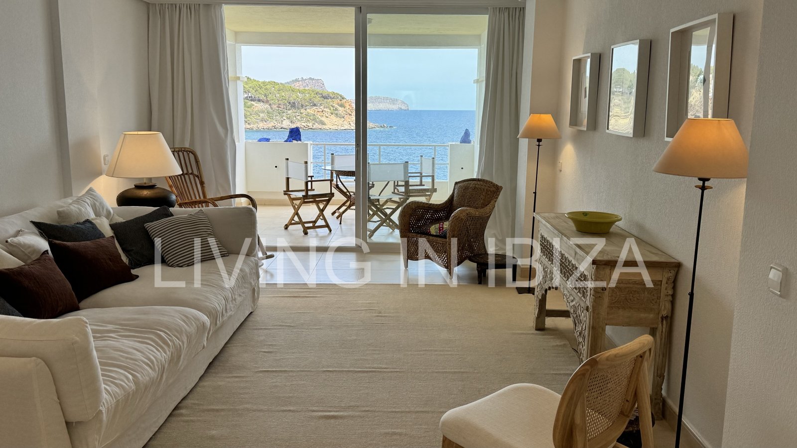 Wohnung zur verkaufen, mit Blick auf die Bucht von Cala Llenya, auf der Insel Ibiza. Modern möbliertes