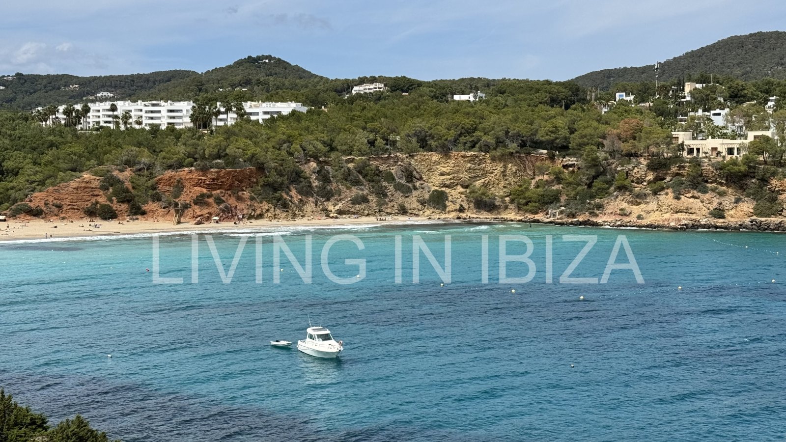 Wohnung zur verkaufen, mit Blick auf die Bucht von Cala Llenya, auf der Insel Ibiza. Modern möbliertes