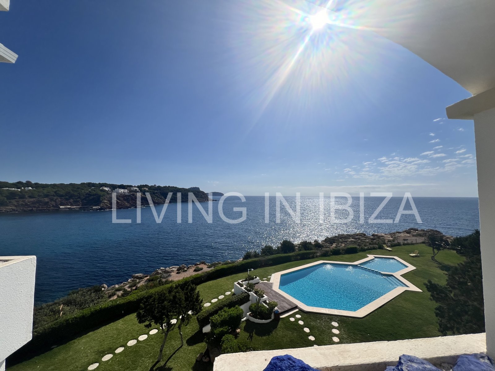 Wohnung zur verkaufen, mit Blick auf die Bucht von Cala Llenya, auf der Insel Ibiza. Modern möbliertes