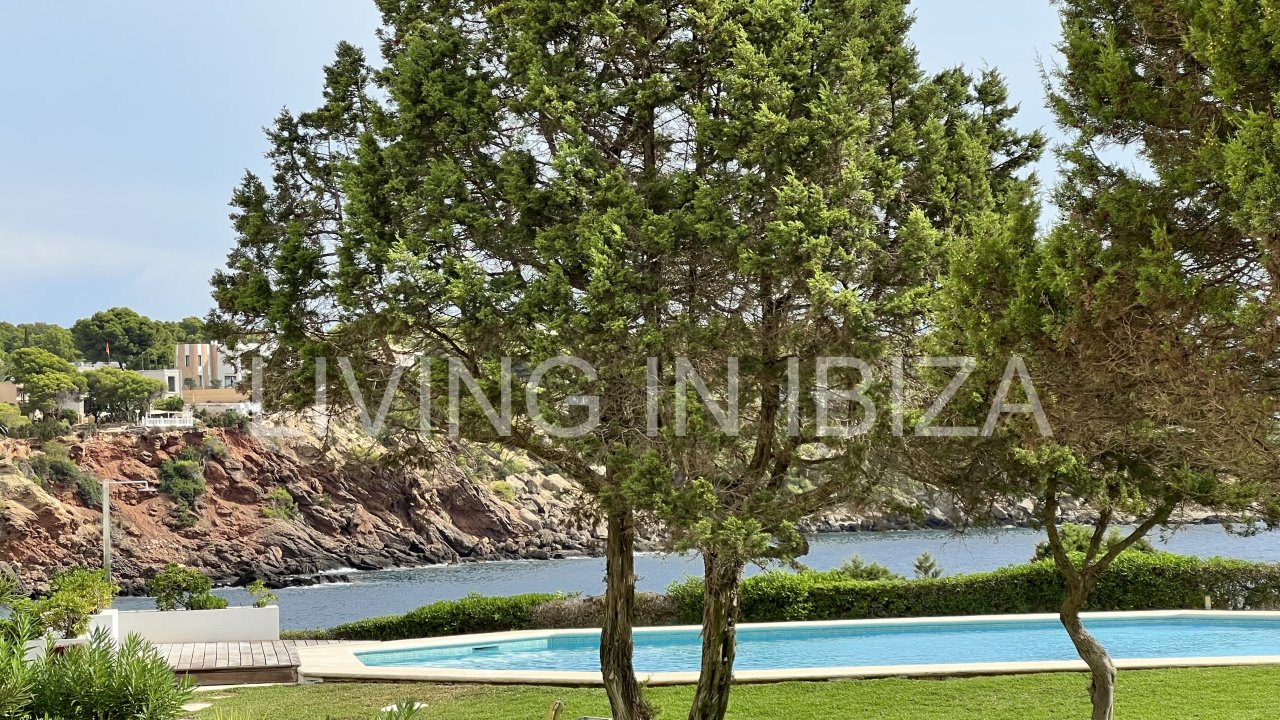Wohnung zur verkaufen, mit Blick auf die Bucht von Cala Llenya, auf der Insel Ibiza. Modern möbliertes