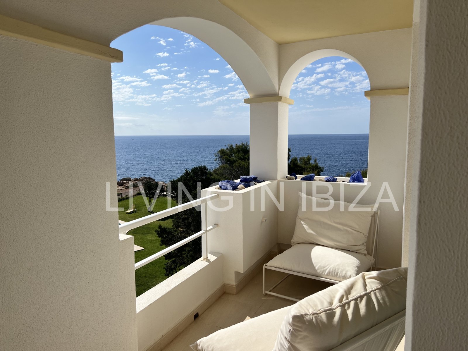 Wohnung zur verkaufen, mit Blick auf die Bucht von Cala Llenya, auf der Insel Ibiza. Modern möbliertes