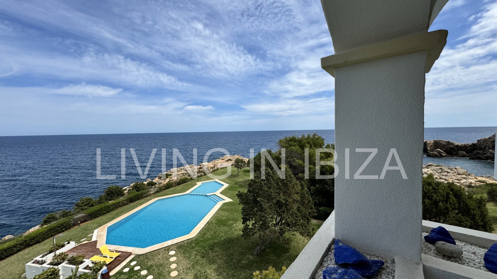 Wohnung zur verkaufen, mit Blick auf die Bucht von Cala Llenya, auf der Insel Ibiza. Modern möbliertes