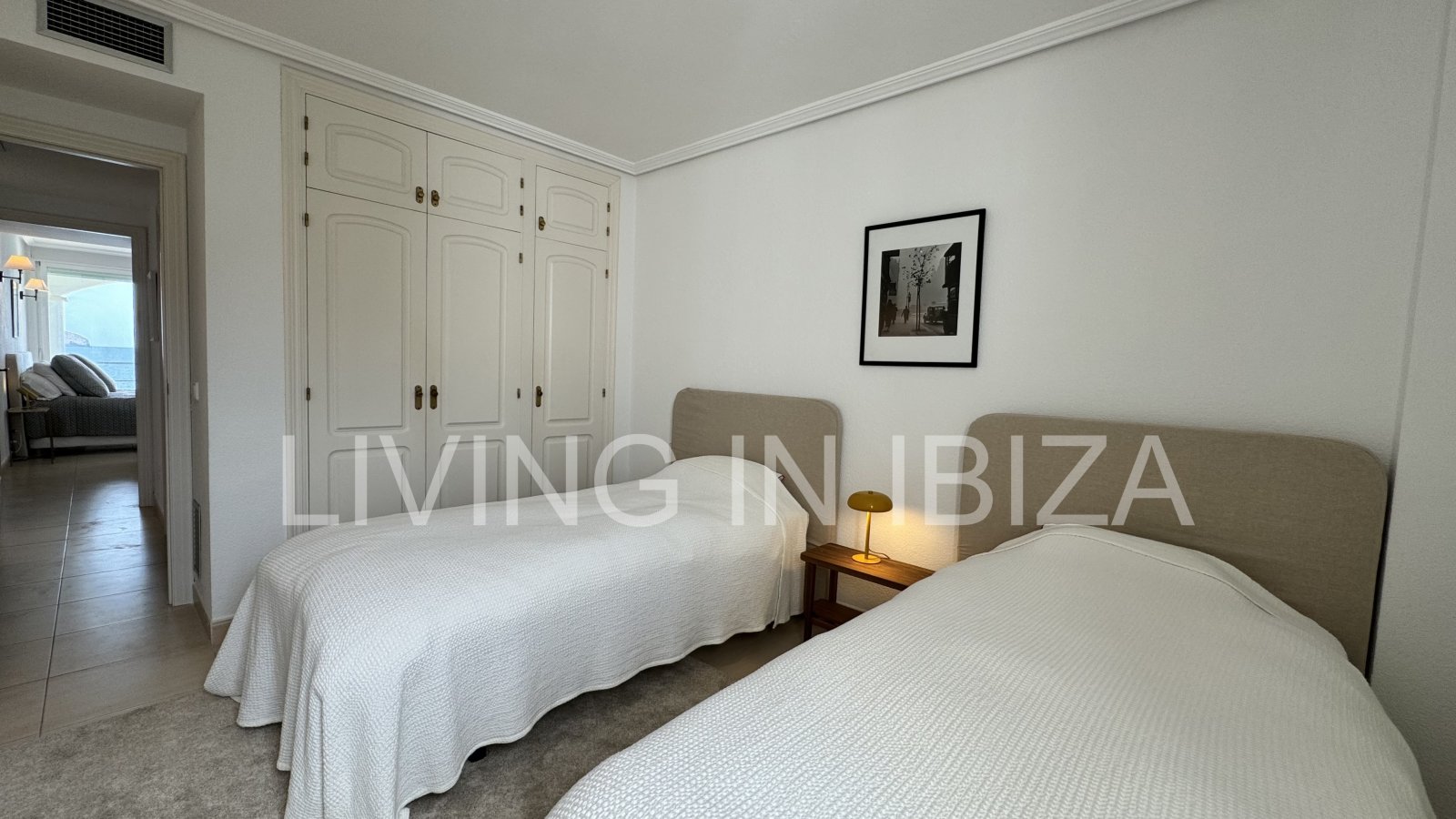 Wohnung zur verkaufen, mit Blick auf die Bucht von Cala Llenya, auf der Insel Ibiza. Modern möbliertes